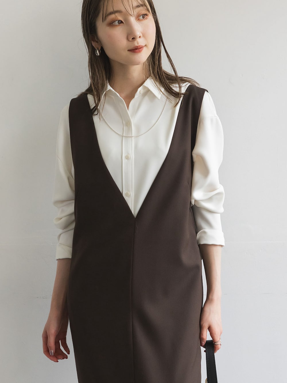 ホワイト系のシャツ/ブラウス、ブラウン系のワンピース、ホワイト系のローファーを着用したレディースの秋コーディネートの3枚目の写真