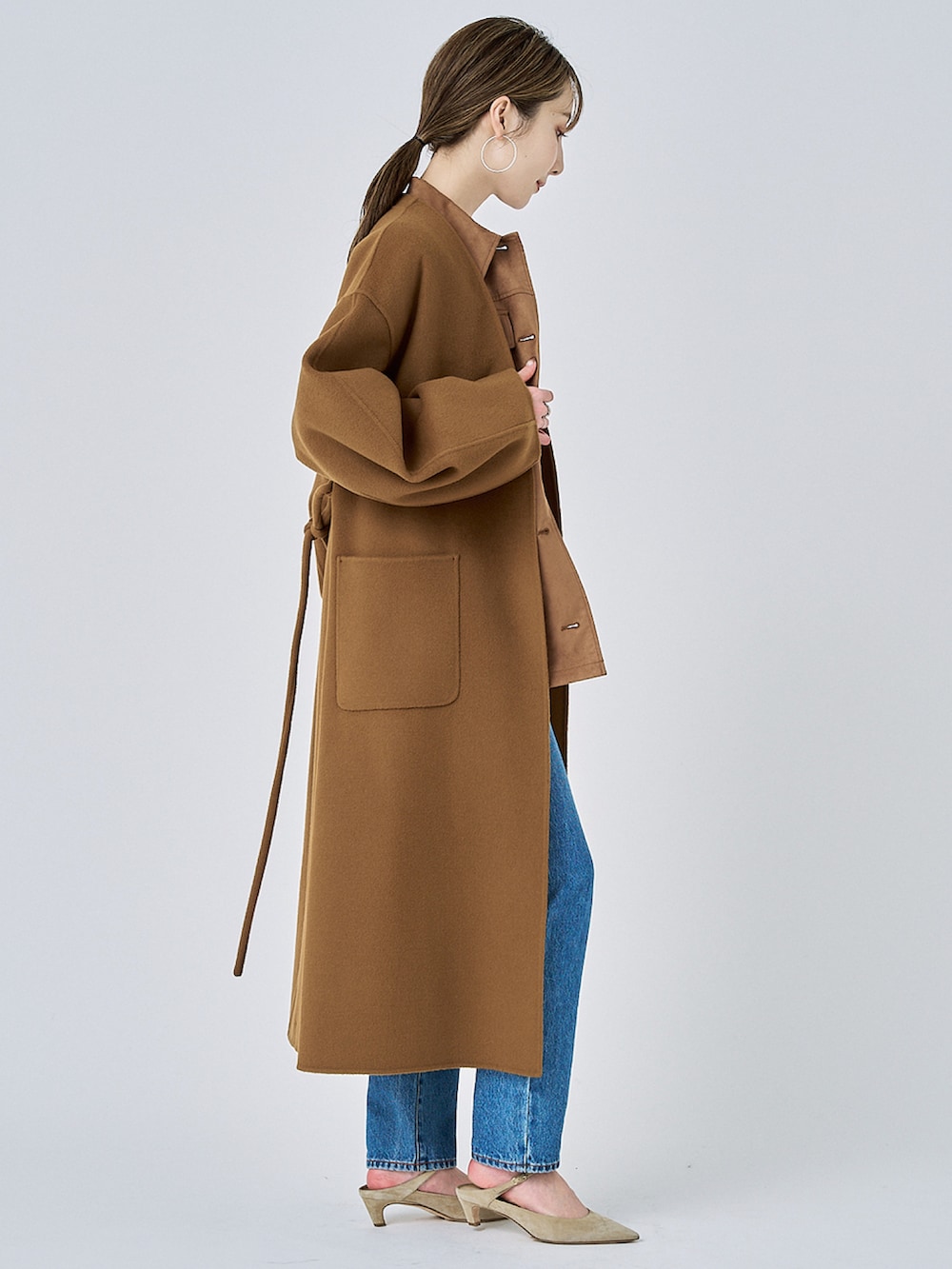 ベージュ系のニット/セーター、イエロー系のノーカラーコート、イエロー系のシャツ/ブラウスを着用したレディースの冬コーディネートの2枚目の写真