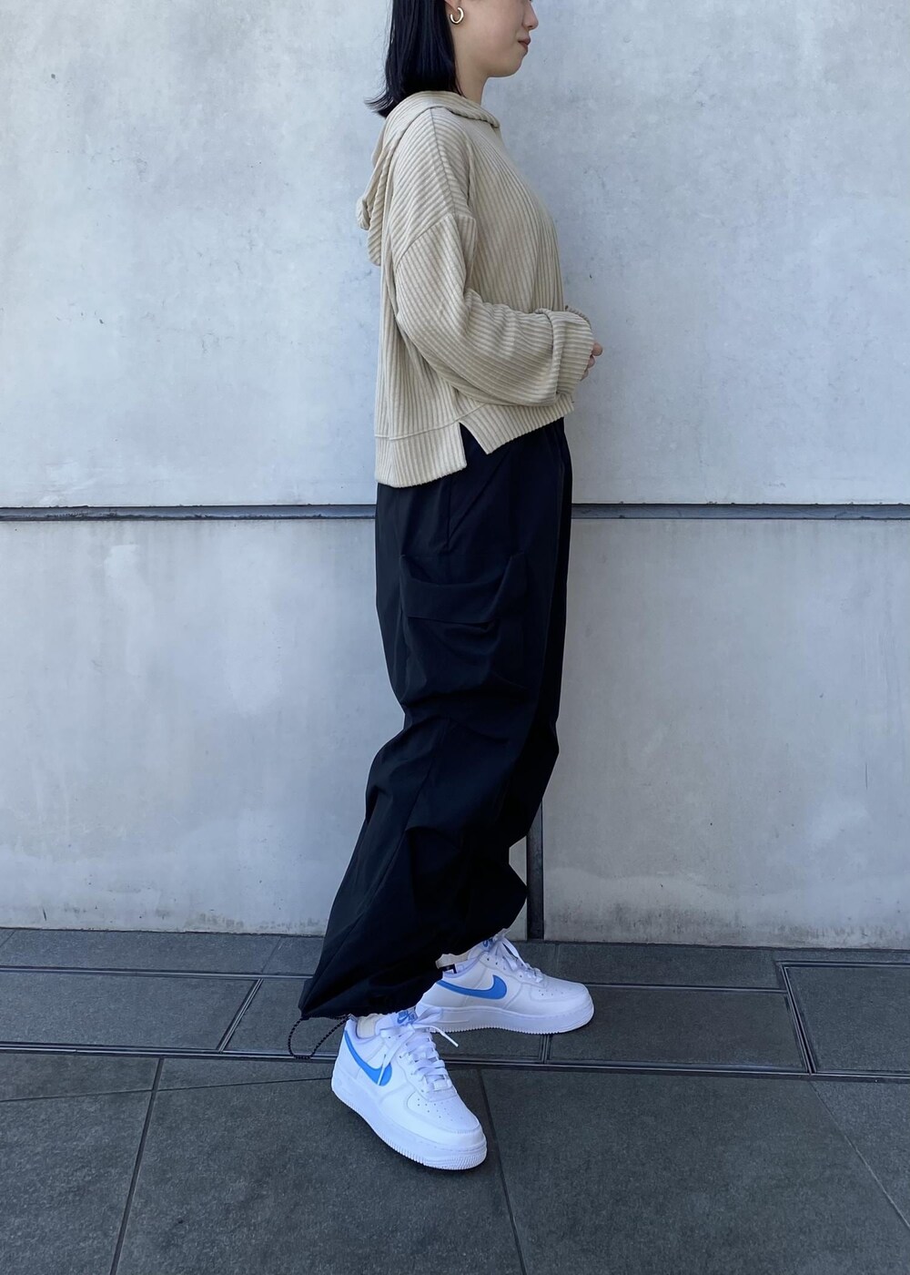 ブラック系のその他パンツを着用したレディースの冬コーディネートの2枚目の写真