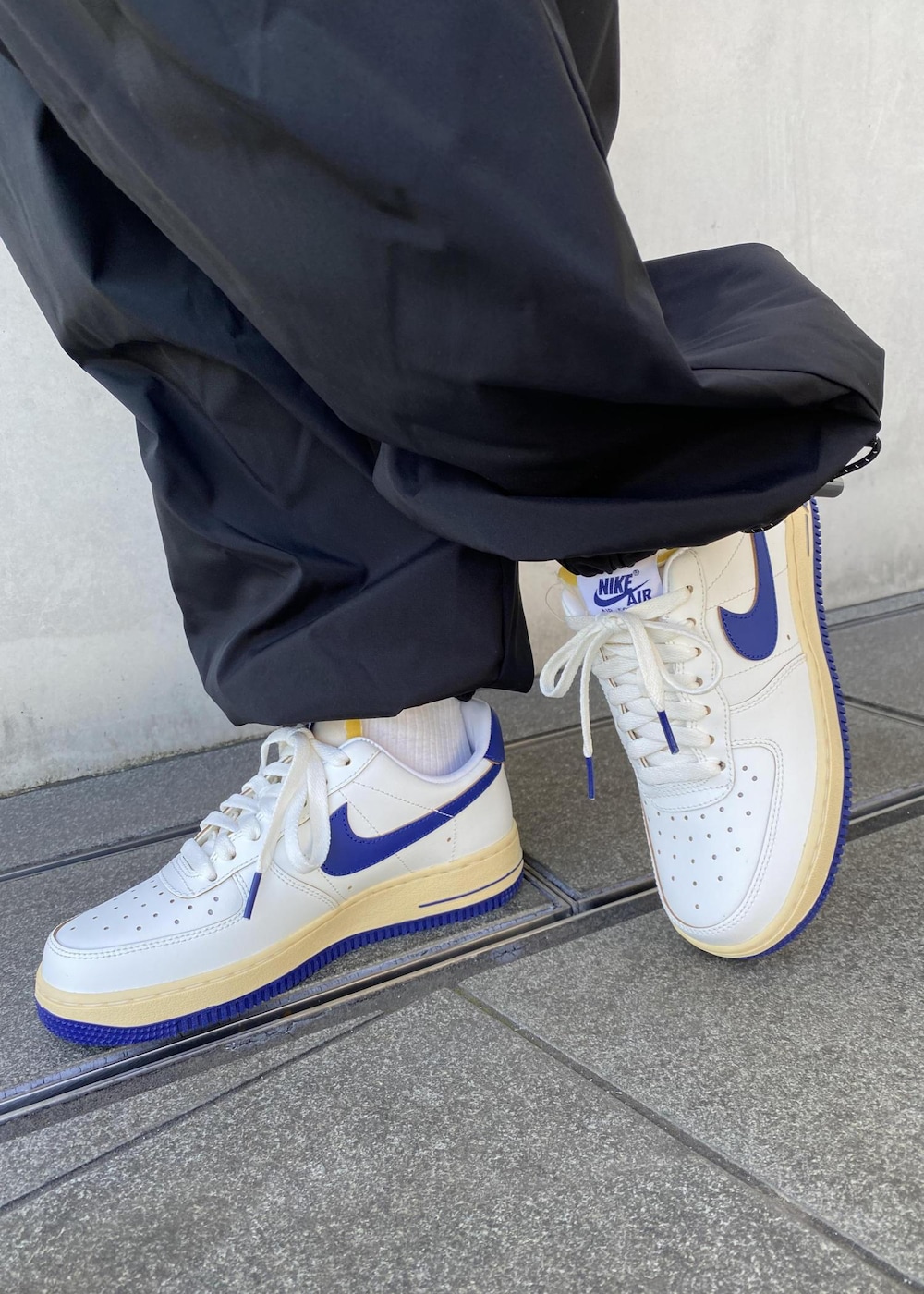 ホワイト系のスニーカー、ブラック系のその他パンツ、ベージュ系のその他アウターを着用したレディースの冬コーディネートの7枚目の写真