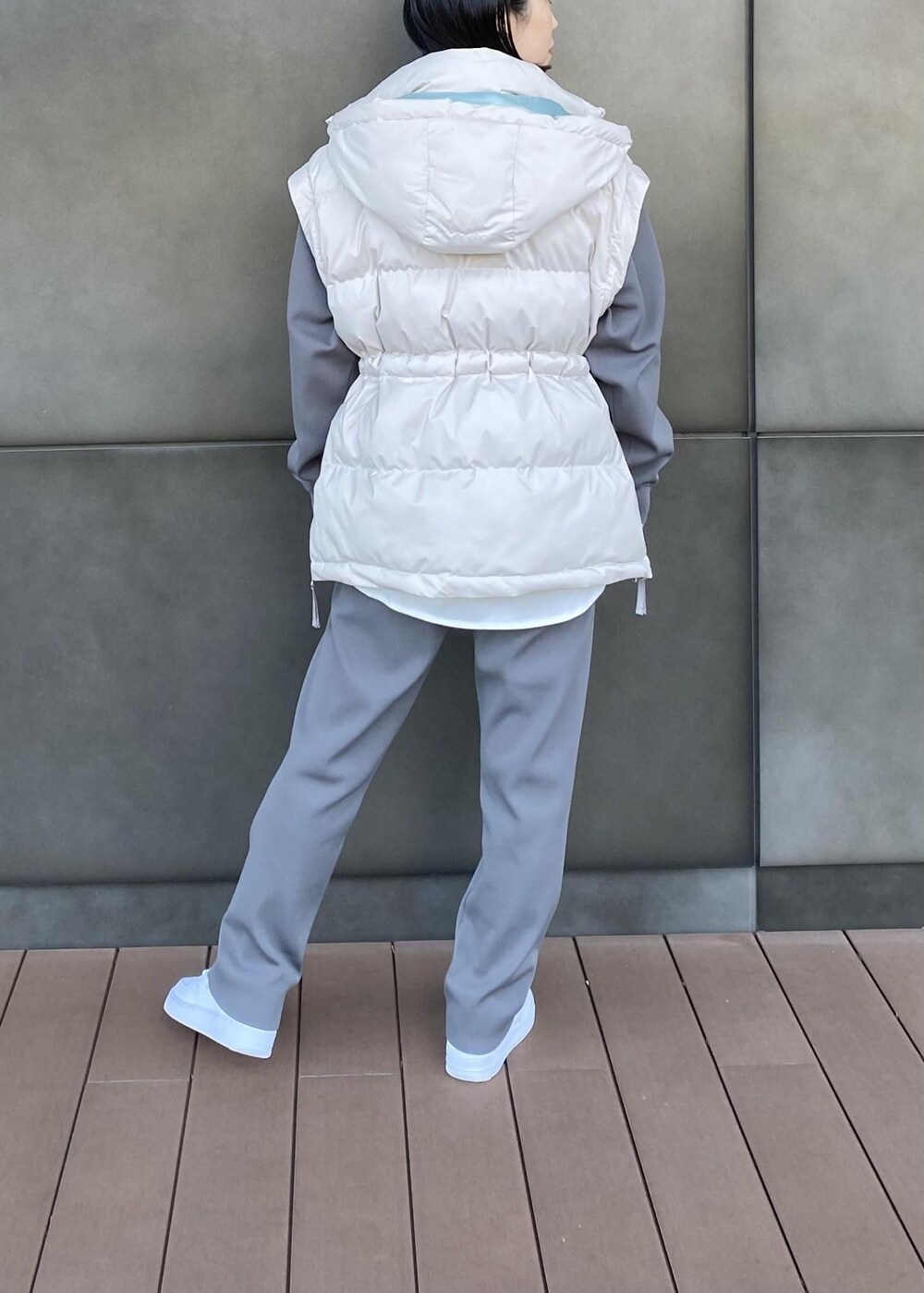 「ベージュ、カーキ、ニット、レイヤード、パンツ、NERGY、NIKE、スニーカー、バックスタイル、セットアップ」｜「NERGYの【UV】ヘムラウンドロングTシャツ（Tシャツ/カットソー、ホワイト系）」を使った、Shioriさん（レディース・156cm）の冬コーディネートの3枚目の写真