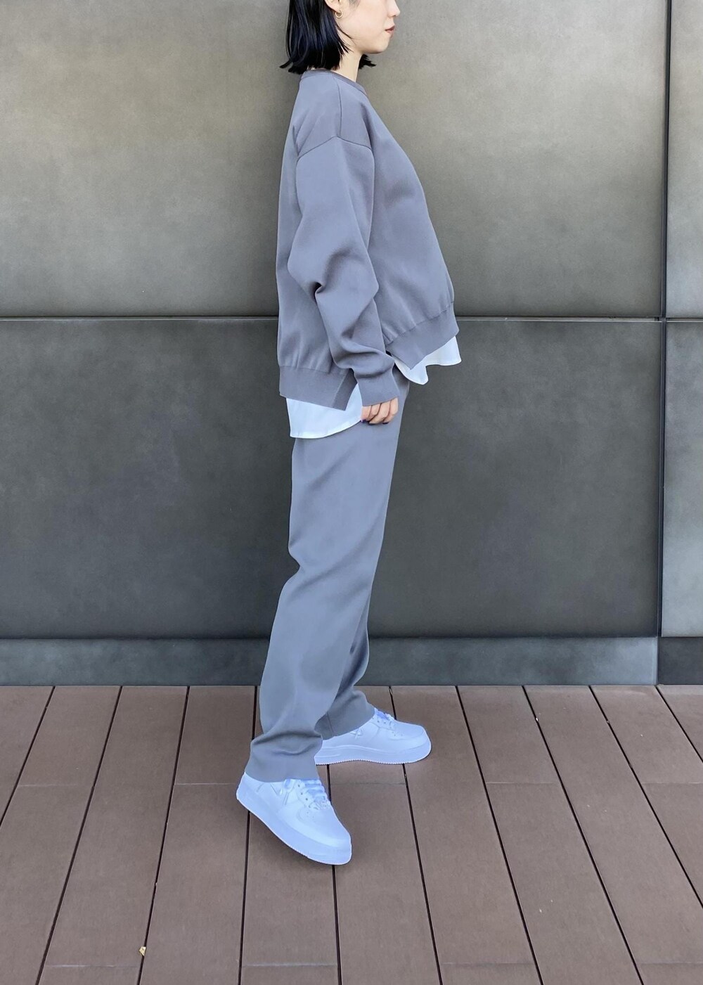 「ベージュ、カーキ、ニット、レイヤード、パンツ、NERGY、NIKE、スニーカー、バックスタイル、セットアップ」｜「NERGYの【UV】ヘムラウンドロングTシャツ（Tシャツ/カットソー、ホワイト系）」を使った、Shioriさん（レディース・156cm）の冬コーディネートの5枚目の写真