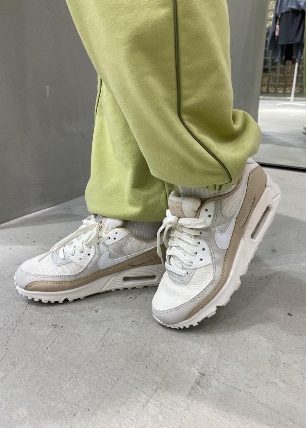 グリーン系のその他パンツ、ホワイト系のカーディガン/ボレロ、ホワイト系のスニーカーを着用したレディースの冬コーディネートの4枚目の写真