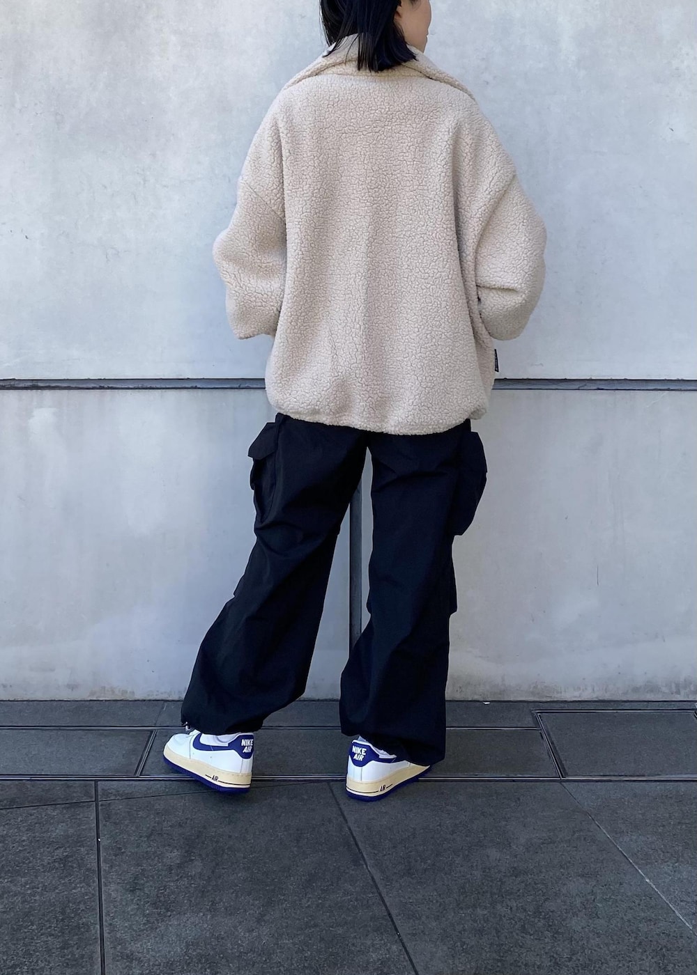 ホワイト系のスニーカー、ブラック系のその他パンツ、ベージュ系のその他アウターを着用したレディースの冬コーディネートの4枚目の写真