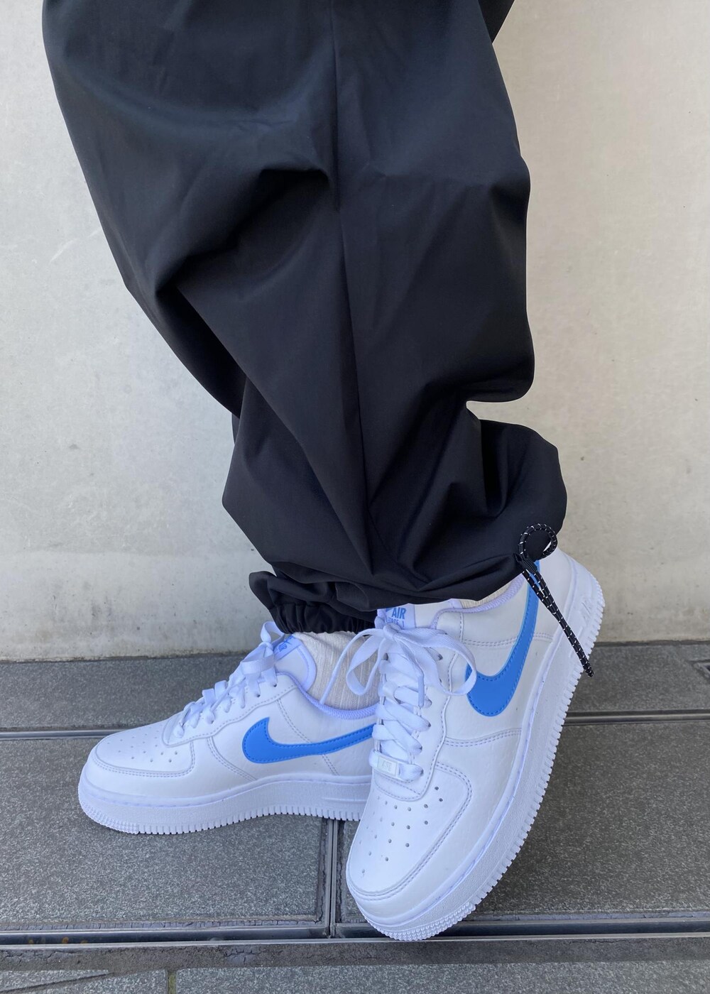 ブラック系のその他パンツを着用したレディースの冬コーディネートの4枚目の写真