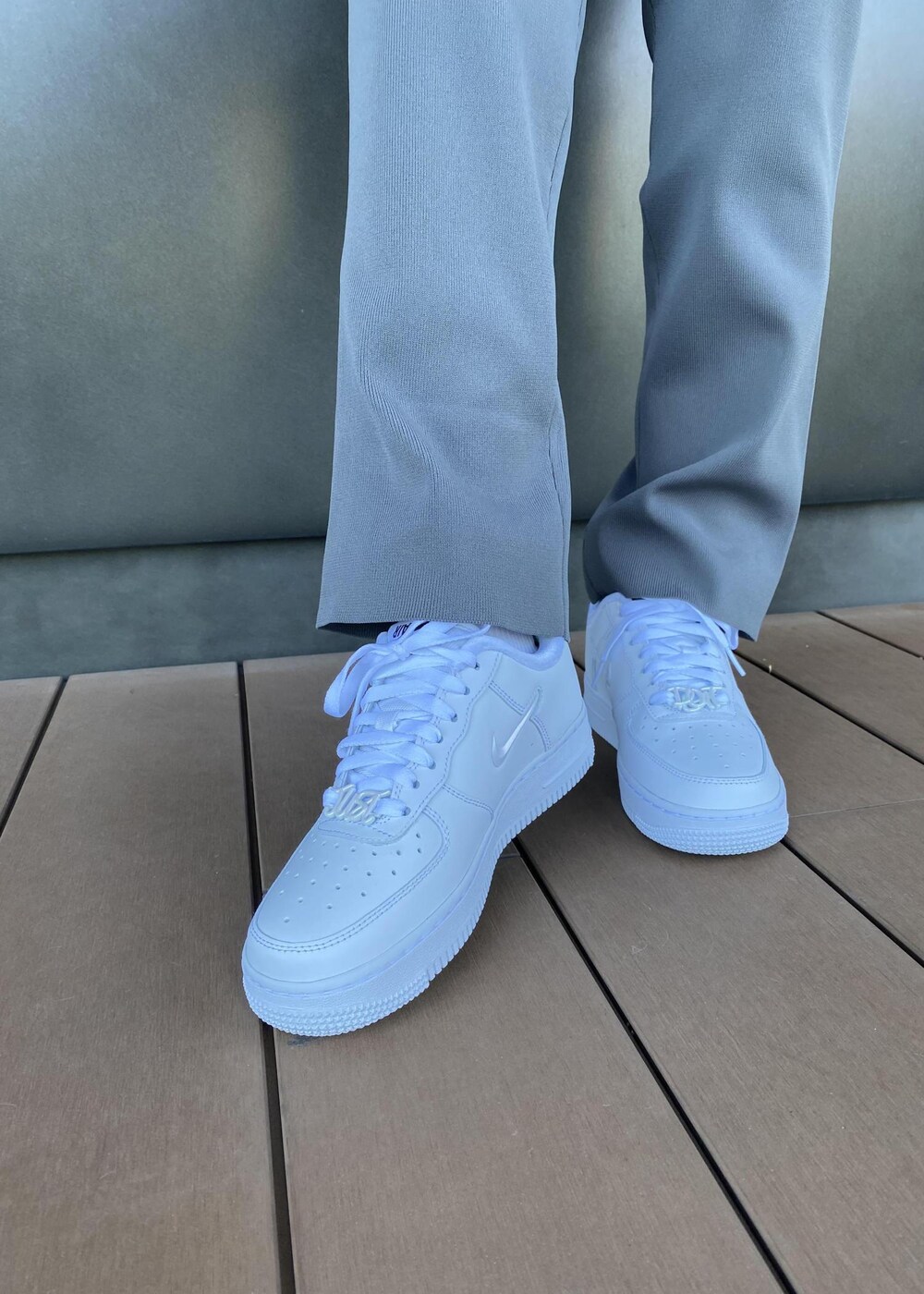 「ベージュ、カーキ、ニット、レイヤード、パンツ、NERGY、NIKE、スニーカー、バックスタイル、セットアップ」｜「NERGYの【UV】ヘムラウンドロングTシャツ（Tシャツ/カットソー、ホワイト系）」を使った、Shioriさん（レディース・156cm）の冬コーディネートの7枚目の写真