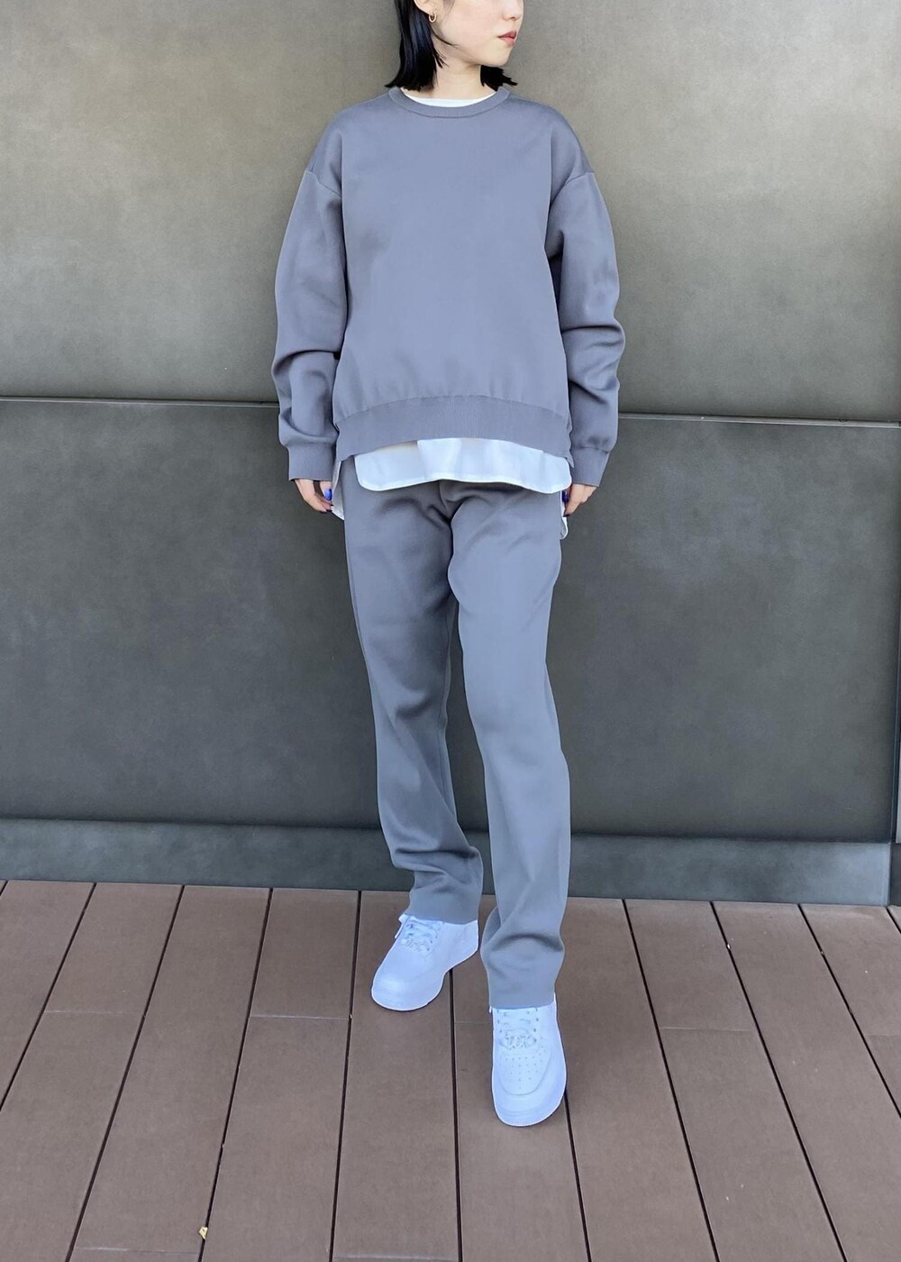「ベージュ、カーキ、ニット、レイヤード、パンツ、NERGY、NIKE、スニーカー、バックスタイル、セットアップ」｜「NERGYの【UV】ヘムラウンドロングTシャツ（Tシャツ/カットソー、ホワイト系）」を使った、Shioriさん（レディース・156cm）の冬コーディネートの4枚目の写真