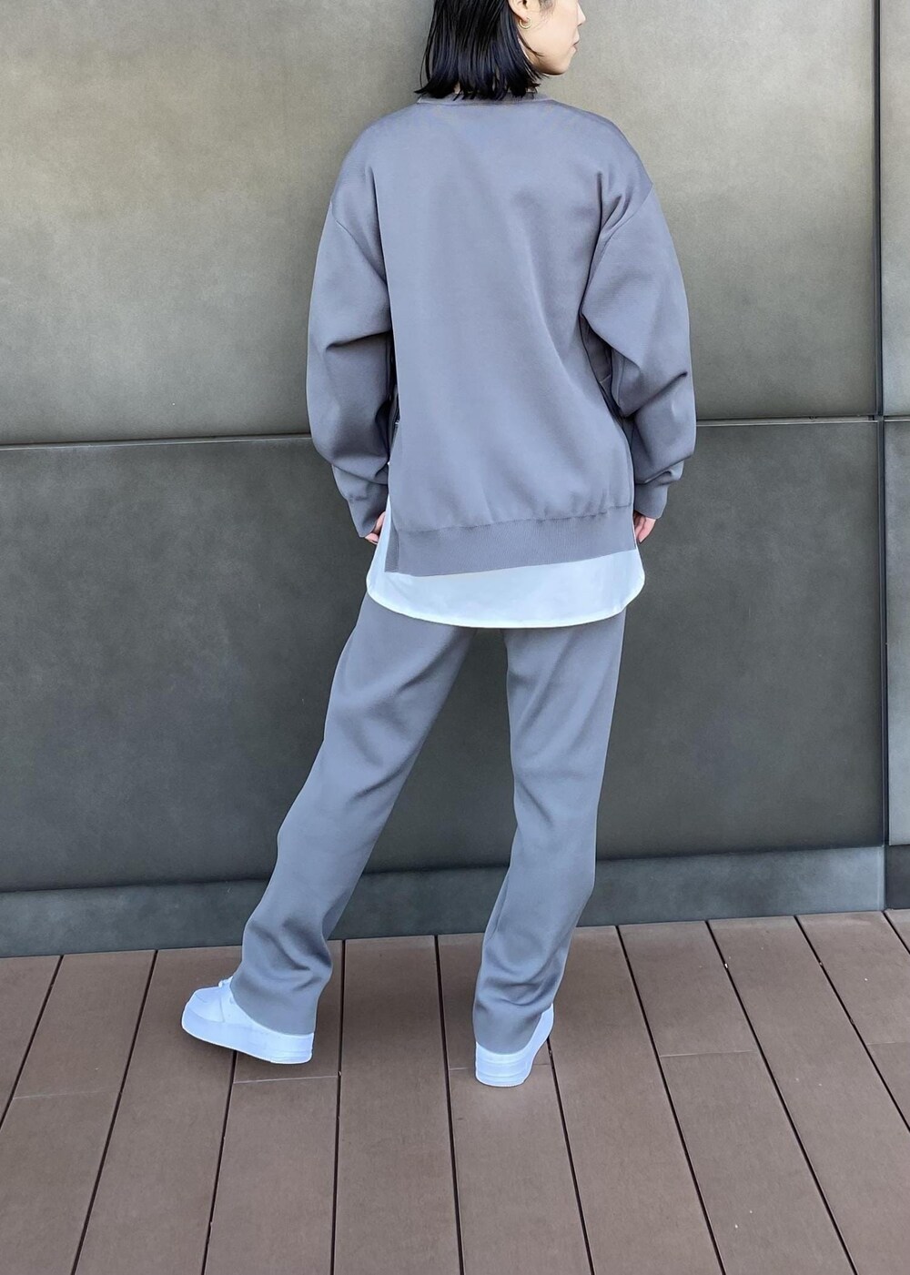 「ベージュ、カーキ、ニット、レイヤード、パンツ、NERGY、NIKE、スニーカー、バックスタイル、セットアップ」｜「NERGYの【UV】ヘムラウンドロングTシャツ（Tシャツ/カットソー、ホワイト系）」を使った、Shioriさん（レディース・156cm）の冬コーディネートの6枚目の写真