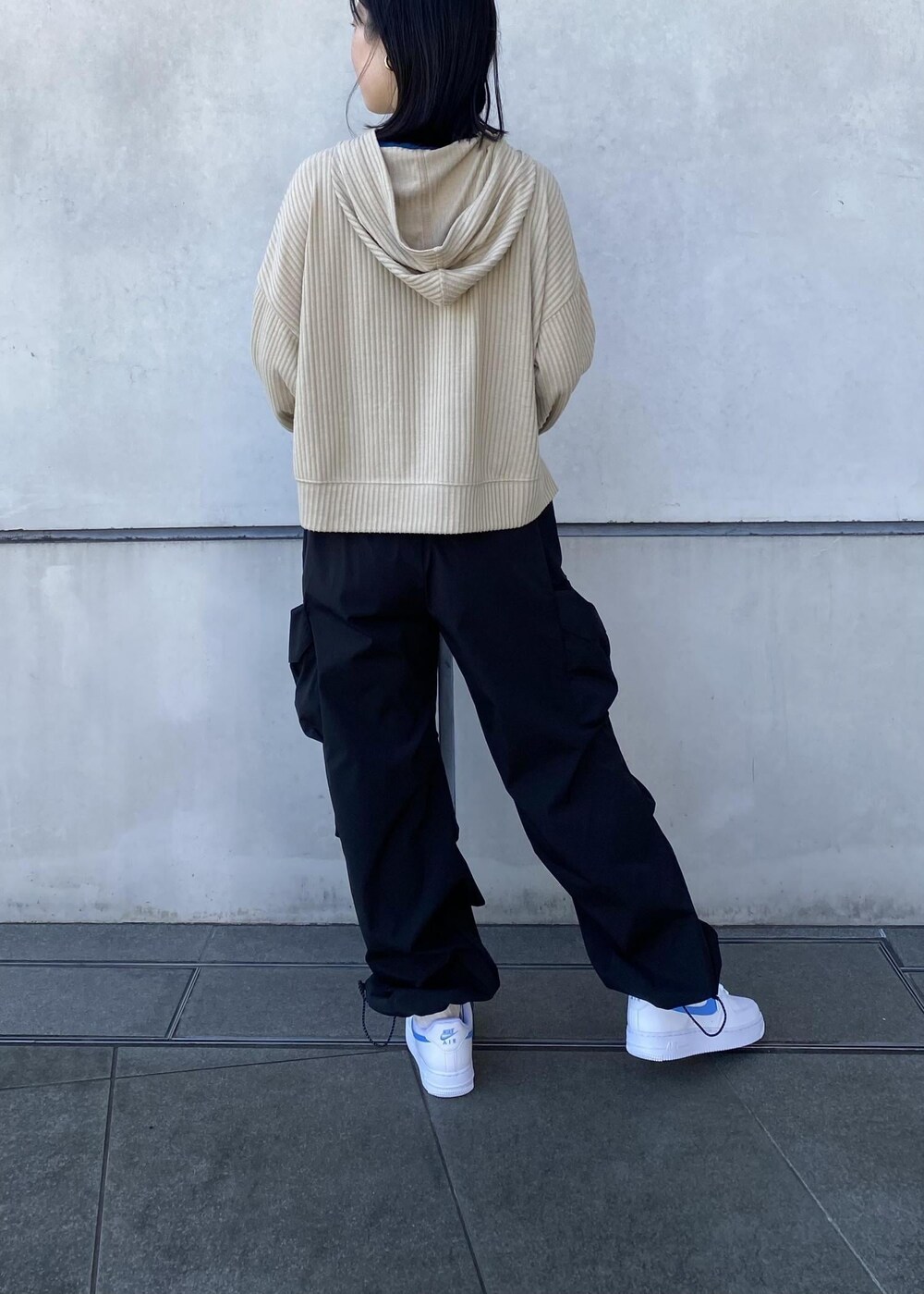 ブラック系のその他パンツを着用したレディースの冬コーディネートの3枚目の写真