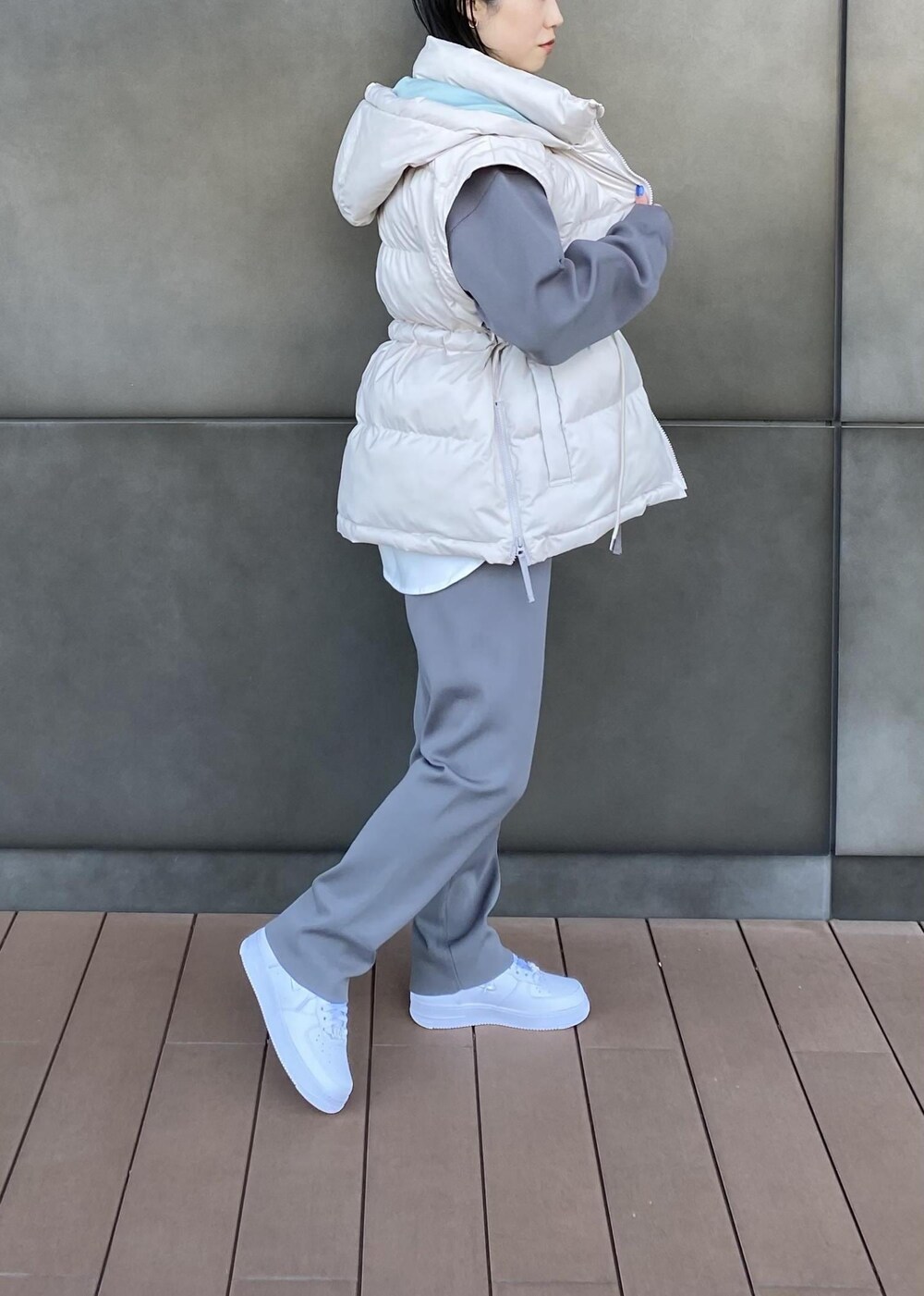 「ベージュ、カーキ、ニット、レイヤード、パンツ、NERGY、NIKE、スニーカー、バックスタイル、セットアップ」｜「NERGYの【UV】ヘムラウンドロングTシャツ（Tシャツ/カットソー、ホワイト系）」を使った、Shioriさん（レディース・156cm）の冬コーディネートの2枚目の写真