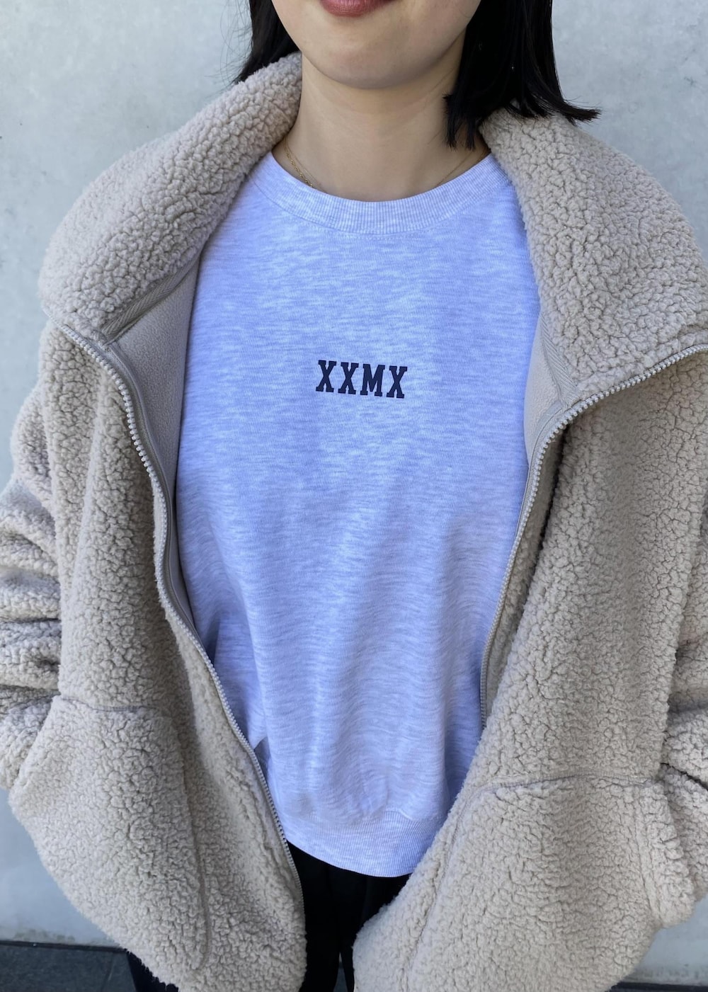 ホワイト系のスニーカー、ブラック系のその他パンツ、ベージュ系のその他アウターを着用したレディースの冬コーディネートの5枚目の写真