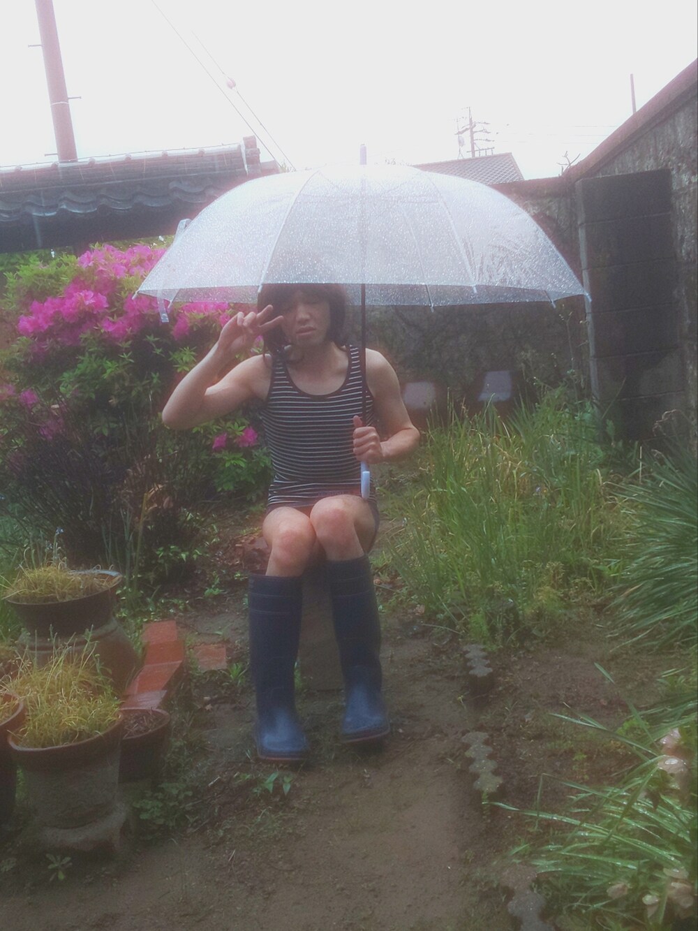 「おしゃれさんと繋がりたい、長靴女子、雨の日コーデ、デニム、ミニスカート」｜「zactasのアイテム（レインシューズ、ブルー系）」を使った、elinaさん（レディース・168cm）の春コーディネートの4枚目の写真