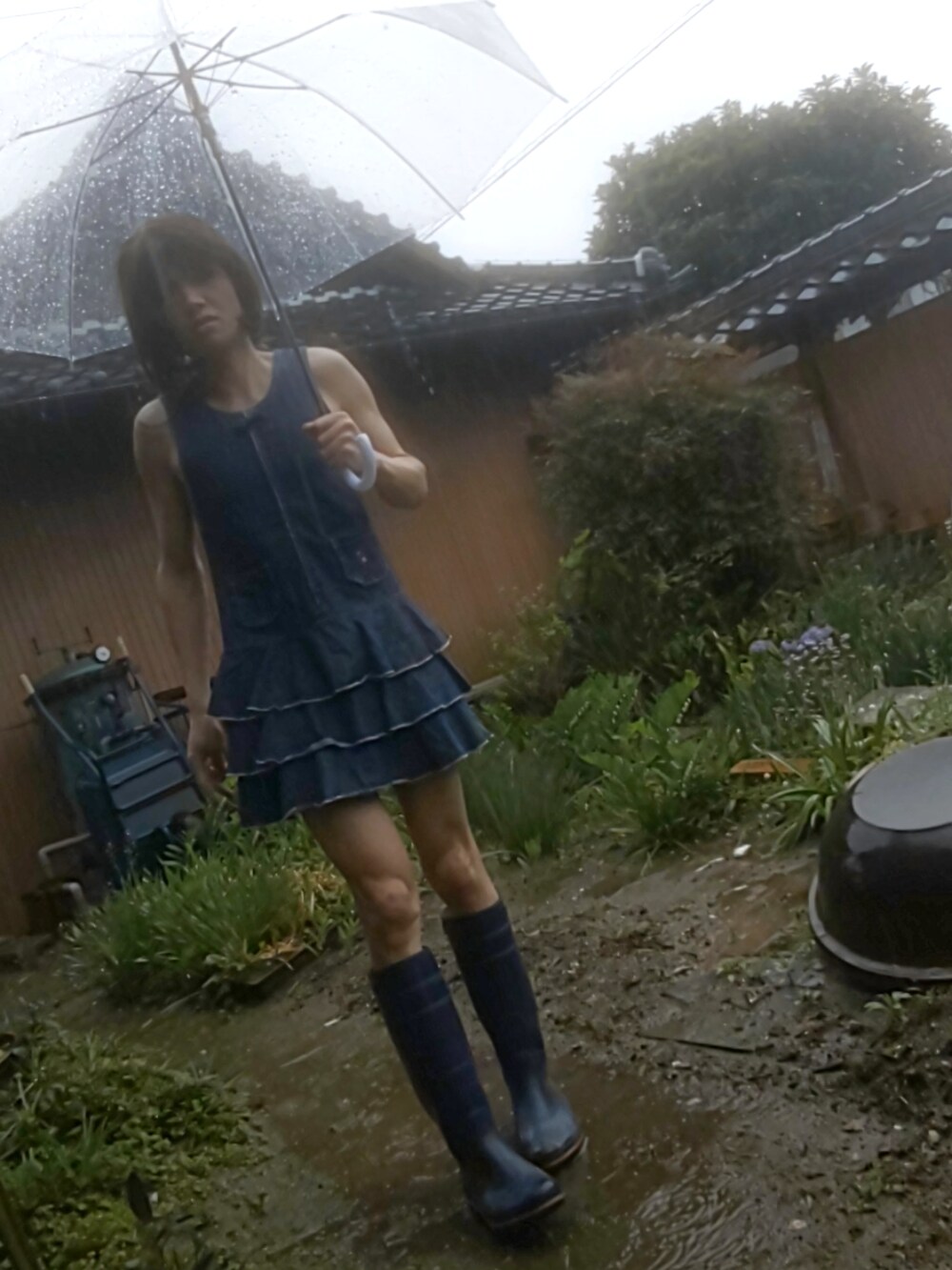 ブルー系のワンピース/ドレス、ブルー系のレインシューズを着用したレディースの春コーディネートの3枚目の写真