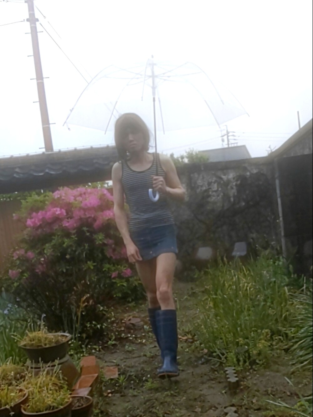 「雨の日コーデ、長靴女子、デニム、ミニスカートコーデ」｜「JENNI loveのボーダータンクトップ（タンクトップ、ブラック系）」を使った、elinaさん（レディース・168cm）の春コーディネートの5枚目の写真