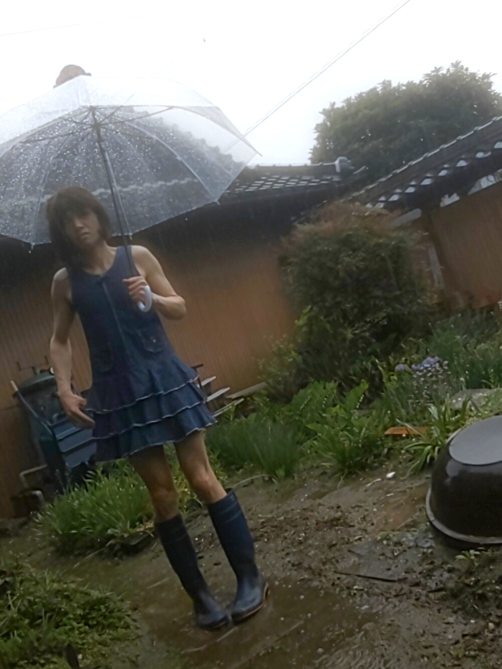 ブルー系のワンピース/ドレス、ブルー系のレインシューズを着用したレディースの春コーディネートの4枚目の写真