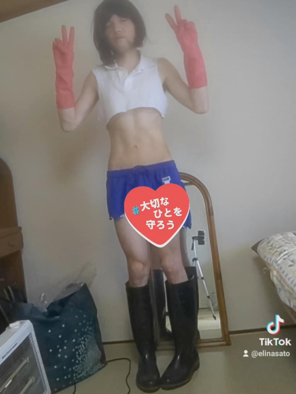 ブラック系のレインシューズ、ピンク系のキッチンツール、ホワイト系のスポーツグッズを着用したレディースの春コーディネートの4枚目の写真
