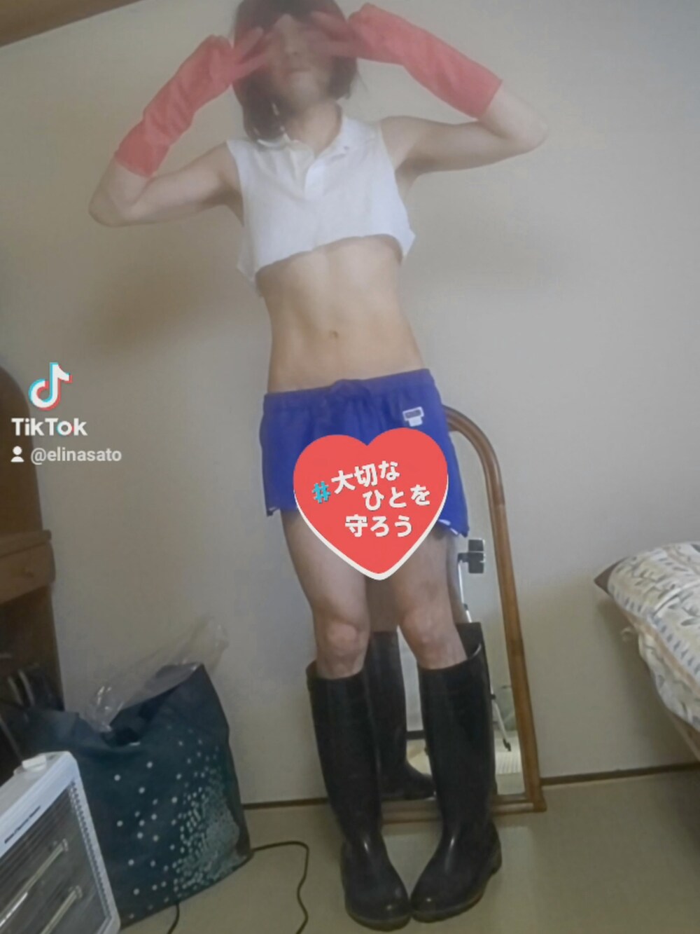 ブラック系のレインシューズ、ピンク系のキッチンツール、ホワイト系のスポーツグッズを着用したレディースの春コーディネートの5枚目の写真