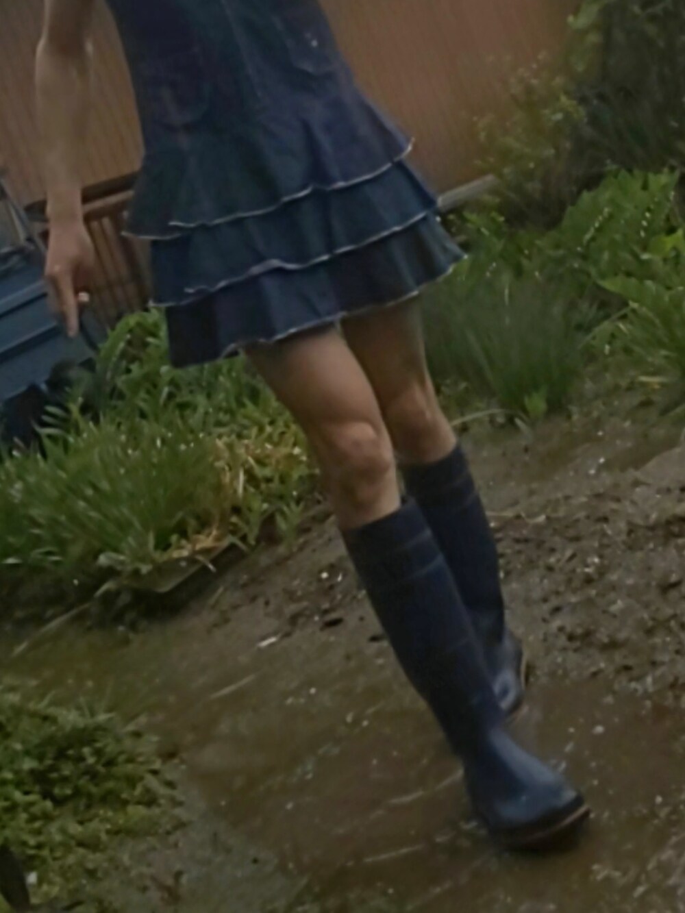 ブルー系のワンピース/ドレス、ブルー系のレインシューズを着用したレディースの春コーディネートの2枚目の写真