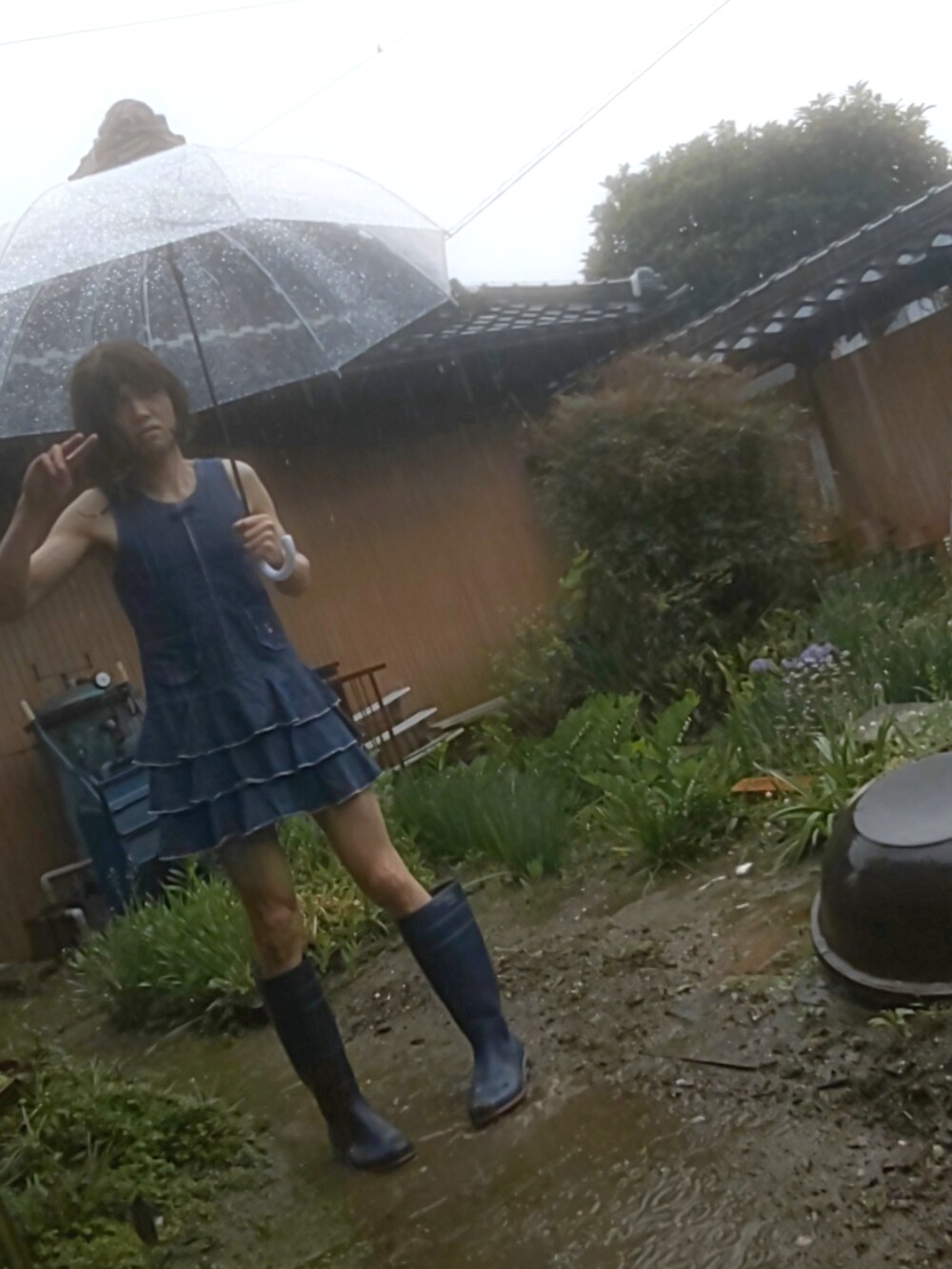 ブルー系のワンピース/ドレス、ブルー系のレインシューズを着用したレディースの春コーディネートの5枚目の写真