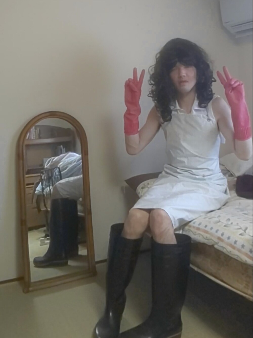 ブラック系のレインシューズ、ホワイト系のスポーツグッズ、ホワイト系のその他を着用したレディースの春コーディネートの5枚目の写真