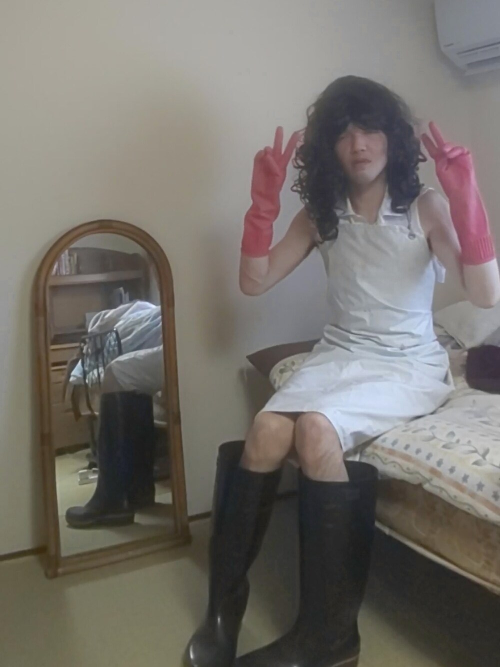 ブラック系のレインシューズ、ホワイト系のスポーツグッズ、ホワイト系のその他を着用したレディースの春コーディネートの3枚目の写真