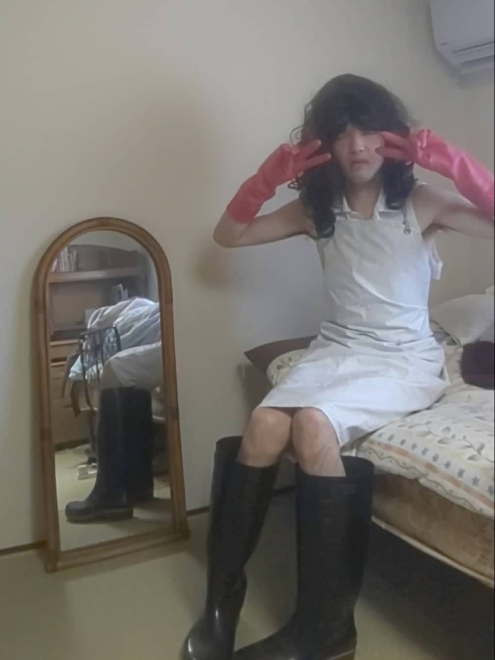 ブラック系のレインシューズ、ホワイト系のスポーツグッズ、ホワイト系のその他を着用したレディースの春コーディネートの2枚目の写真