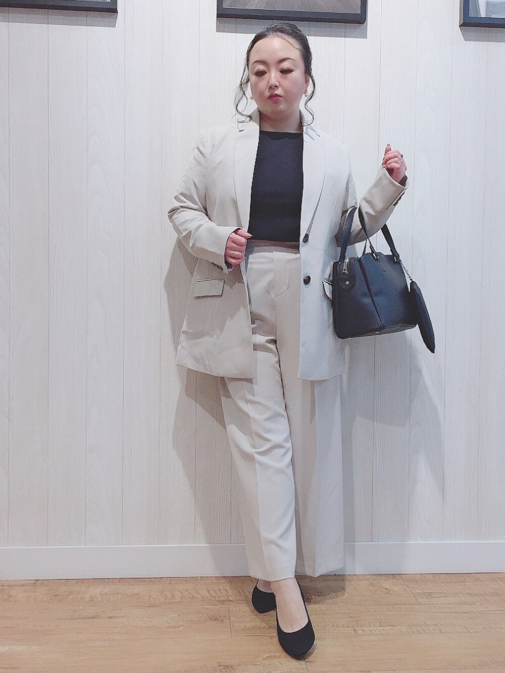 ブラック系のTシャツ/カットソー、ベージュ系のテーラードジャケット、ベージュ系のその他パンツを着用したレディースの冬コーディネートの2枚目の写真