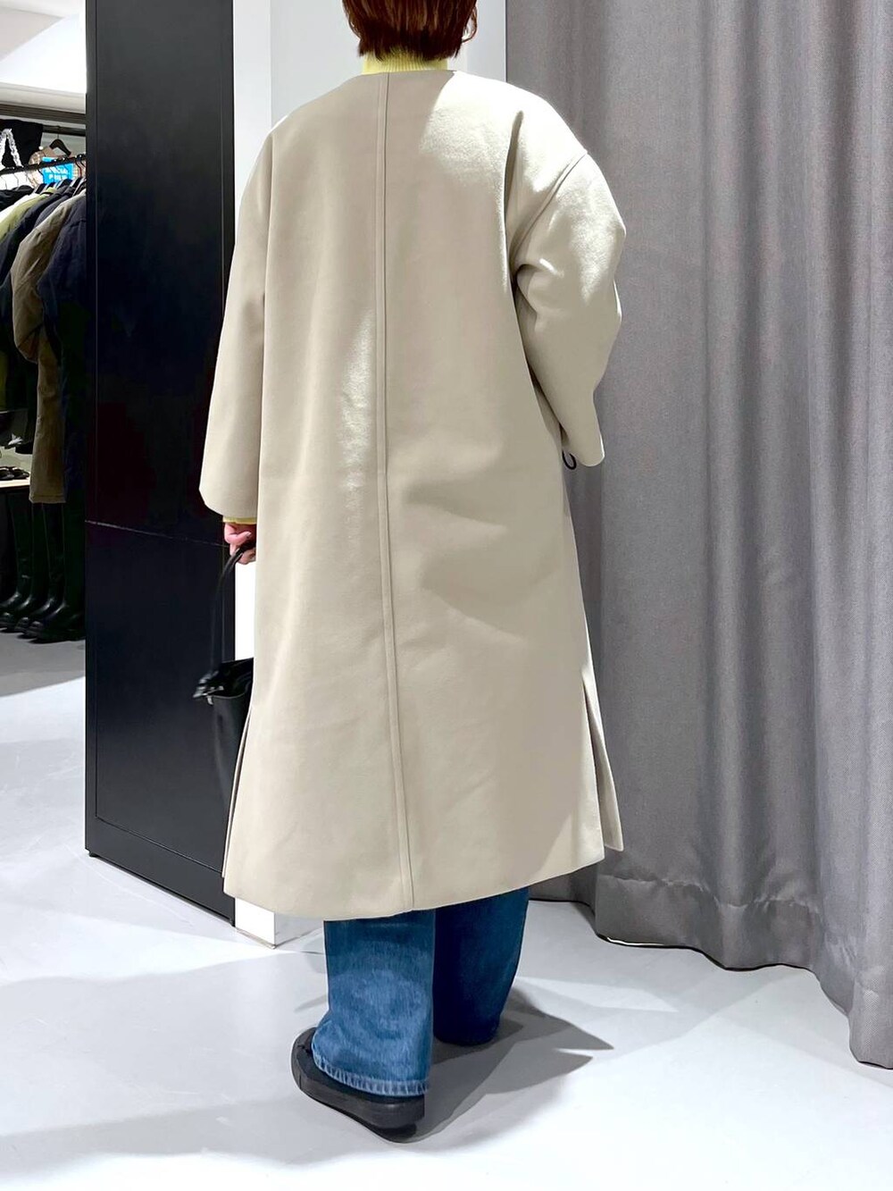 「ニット、着痩せ・細見え、体型カバー、カジュアル、休日コーデ、ママコーデ、楽ちんコーデ、ベーシック/シンプル、ショルダーバッグ、LAKOLE、デニムパンツ、コート、ウーリーテック、冬コーデ、ドットエスティセール」｜「LAKOLEのワンハンドル2WAYスクエアバッグ / 177544（トートバッグ、ブラック系）」を使った、yun..さん（レディース・160cm）の冬コーディネートの3枚目の写真