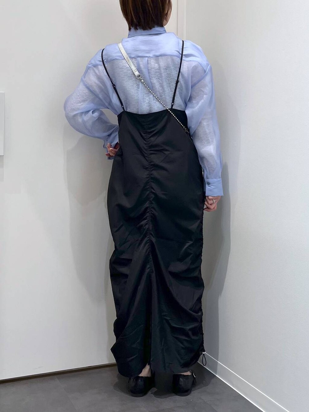ホワイト系のTシャツ/カットソー、シルバー系のショルダーバッグ、ブラック系のパンプスを着用したレディースの春コーディネートの3枚目の写真