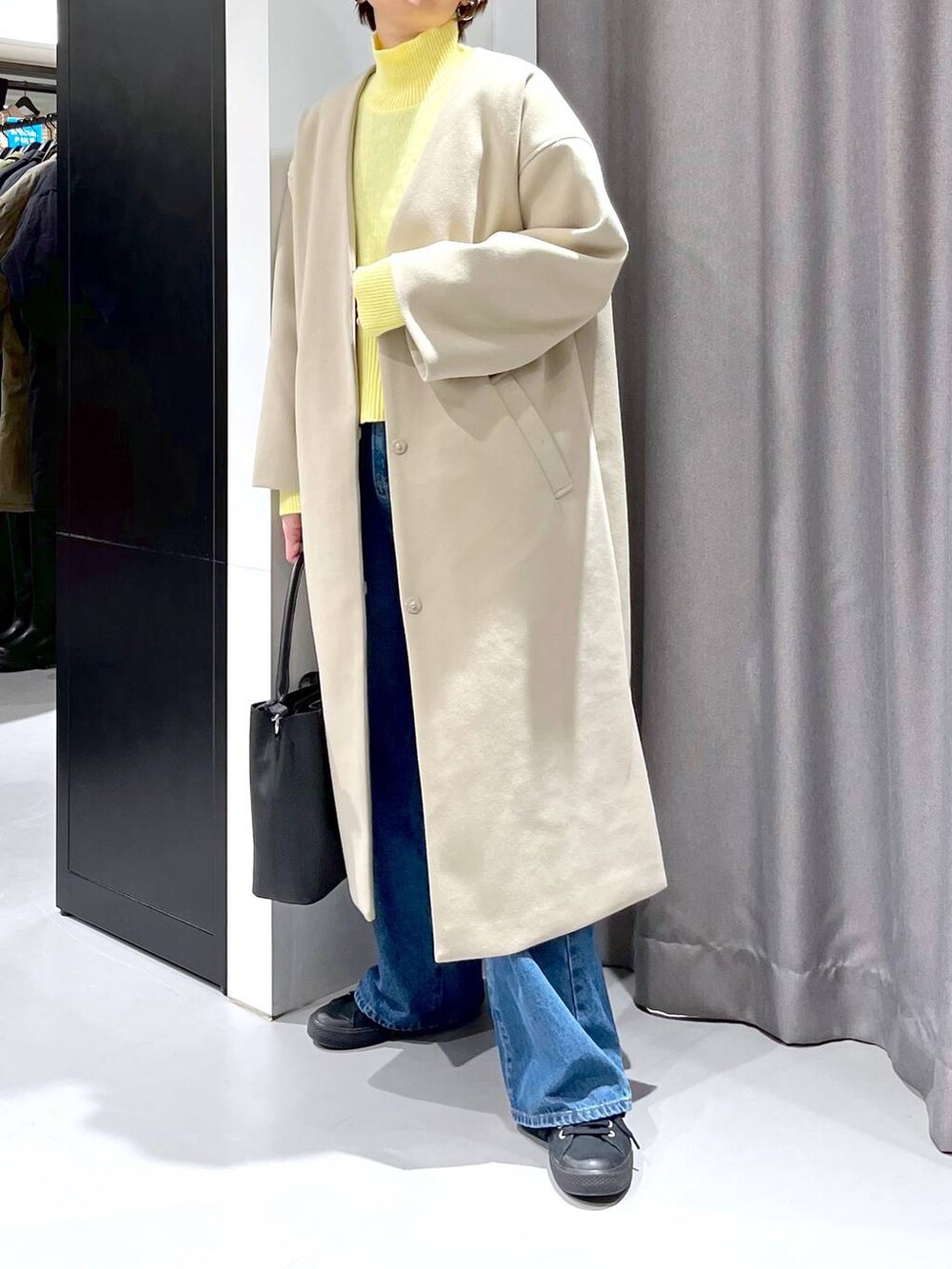 「ニット、着痩せ・細見え、体型カバー、カジュアル、休日コーデ、ママコーデ、楽ちんコーデ、ベーシック/シンプル、ショルダーバッグ、LAKOLE、デニムパンツ、コート、ウーリーテック、冬コーデ、ドットエスティセール」｜「LAKOLEのワンハンドル2WAYスクエアバッグ / 177544（トートバッグ、ブラック系）」を使った、yun..さん（レディース・160cm）の冬コーディネートの2枚目の写真