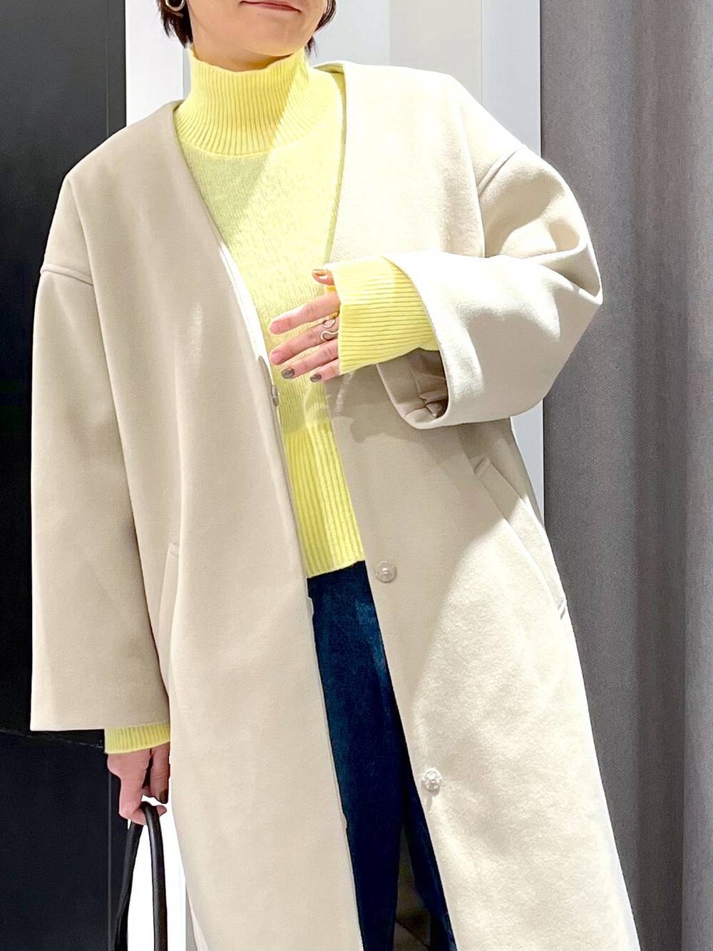 「ニット、着痩せ・細見え、体型カバー、カジュアル、休日コーデ、ママコーデ、楽ちんコーデ、ベーシック/シンプル、ショルダーバッグ、LAKOLE、デニムパンツ、コート、ウーリーテック、冬コーデ、ドットエスティセール」｜「LAKOLEのワンハンドル2WAYスクエアバッグ / 177544（トートバッグ、ブラック系）」を使った、yun..さん（レディース・160cm）の冬コーディネートの4枚目の写真