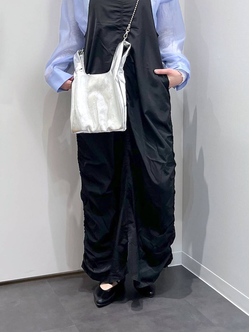 ホワイト系のTシャツ/カットソー、シルバー系のショルダーバッグ、ブラック系のパンプスを着用したレディースの春コーディネートの6枚目の写真