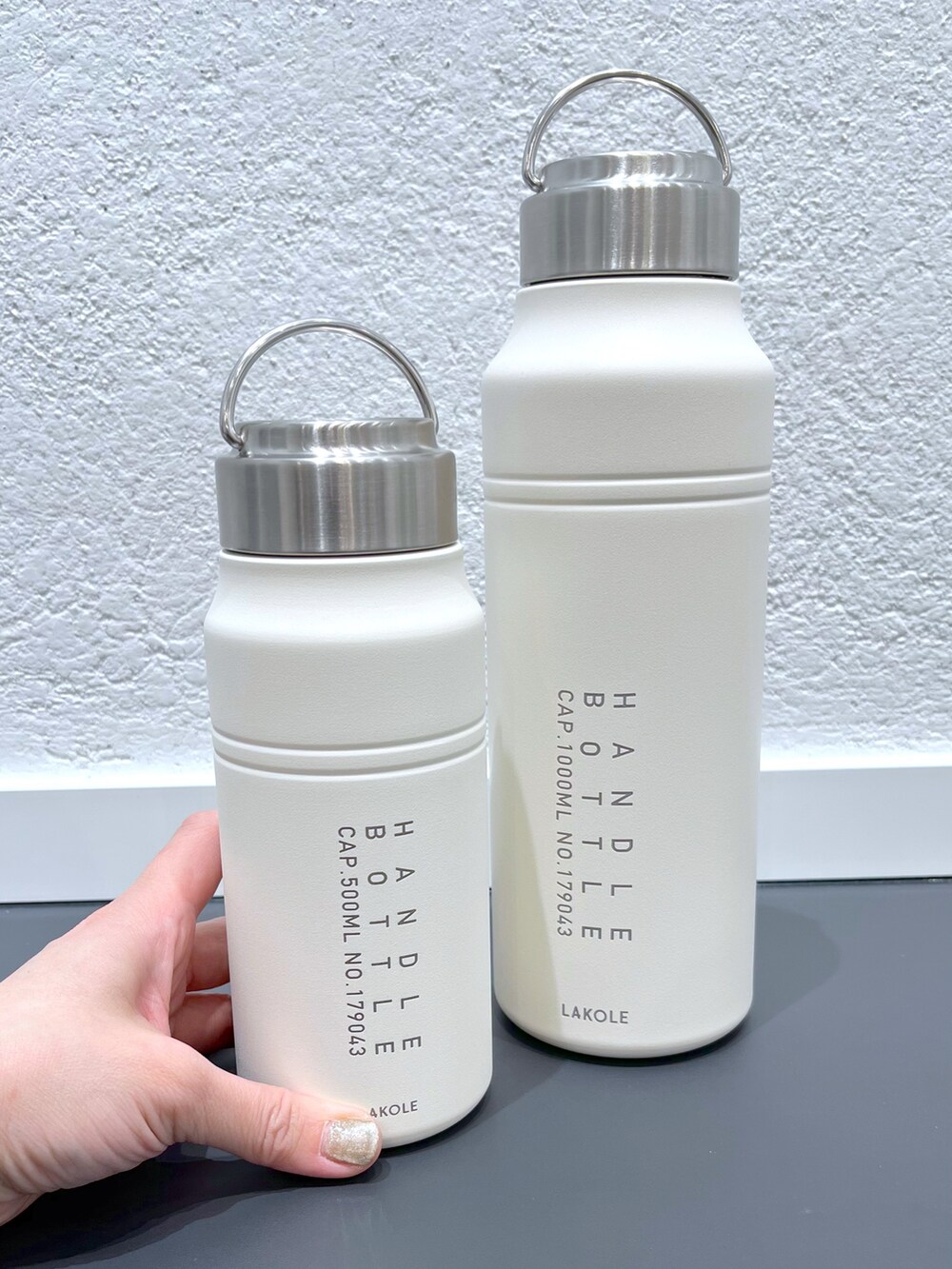 「LAKOLE、レジャースタイル」｜「LAKOLEの【保温保冷】ハンドル付き真空ボトル / 172305（水筒、ホワイト系）」を使った、yun..さん（レディース・160cm）の春コーディネートの2枚目の写真