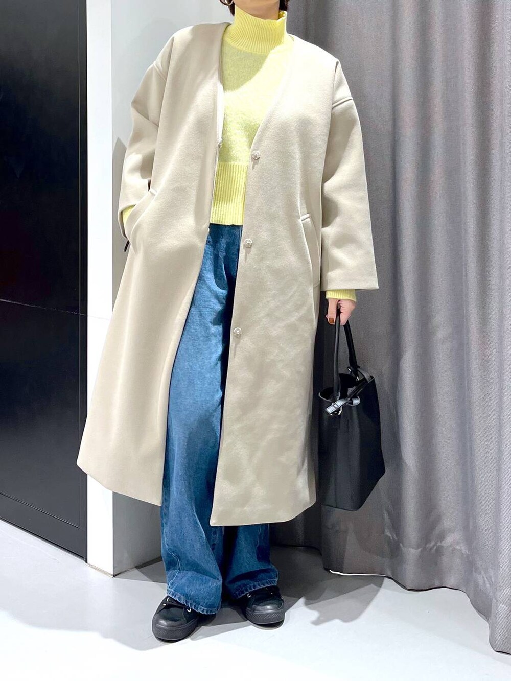 「ニット、着痩せ・細見え、体型カバー、カジュアル、休日コーデ、ママコーデ、楽ちんコーデ、ベーシック/シンプル、ショルダーバッグ、LAKOLE、デニムパンツ、コート、ウーリーテック、冬コーデ、ドットエスティセール」｜「LAKOLEのワンハンドル2WAYスクエアバッグ / 177544（トートバッグ、ブラック系）」を使った、yun..さん（レディース・160cm）の冬コーディネートの6枚目の写真