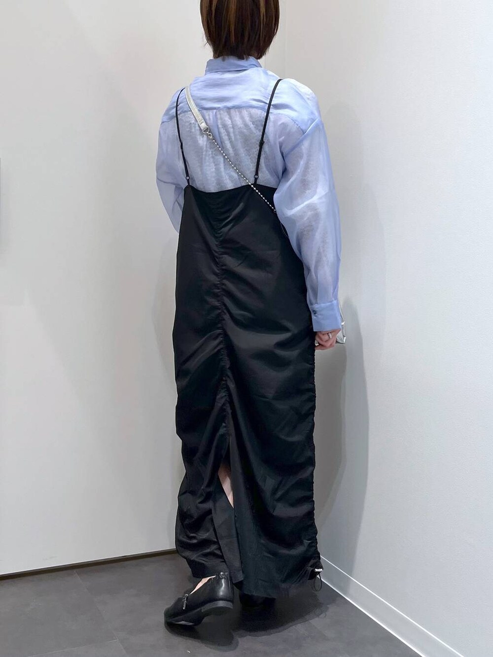 ホワイト系のTシャツ/カットソー、シルバー系のショルダーバッグ、ブラック系のパンプスを着用したレディースの春コーディネートの5枚目の写真