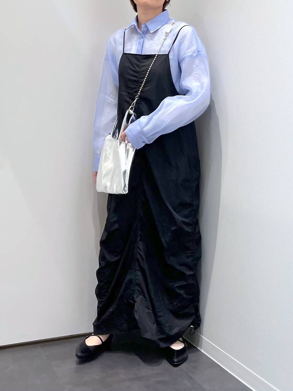 ホワイト系のTシャツ/カットソー、シルバー系のショルダーバッグ、ブラック系のパンプスを着用したレディースの春コーディネートの2枚目の写真