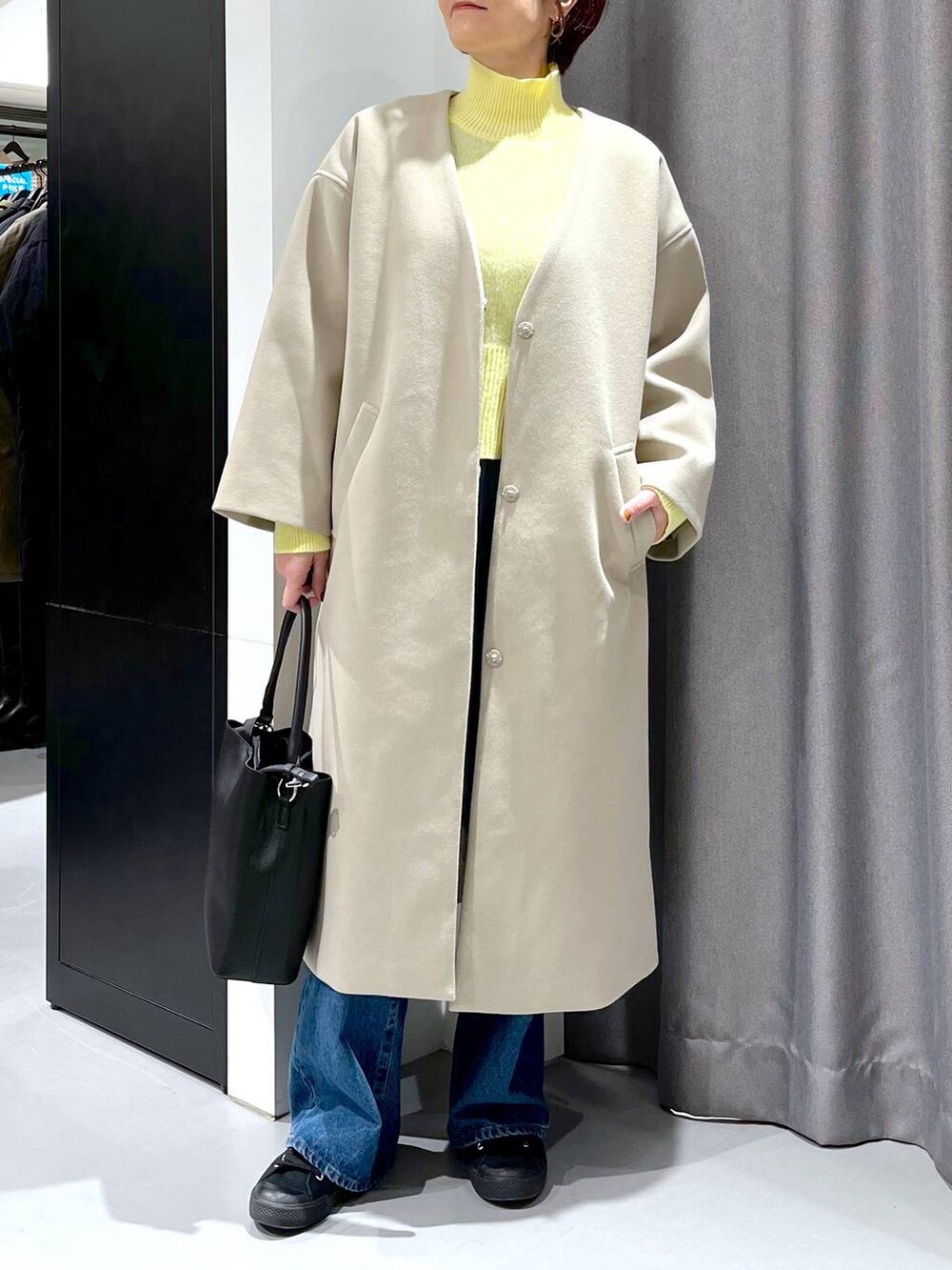 「ニット、着痩せ・細見え、体型カバー、カジュアル、休日コーデ、ママコーデ、楽ちんコーデ、ベーシック/シンプル、ショルダーバッグ、LAKOLE、デニムパンツ、コート、ウーリーテック、冬コーデ、ドットエスティセール」｜「LAKOLEのワンハンドル2WAYスクエアバッグ / 177544（トートバッグ、ブラック系）」を使った、yun..さん（レディース・160cm）の冬コーディネートの5枚目の写真