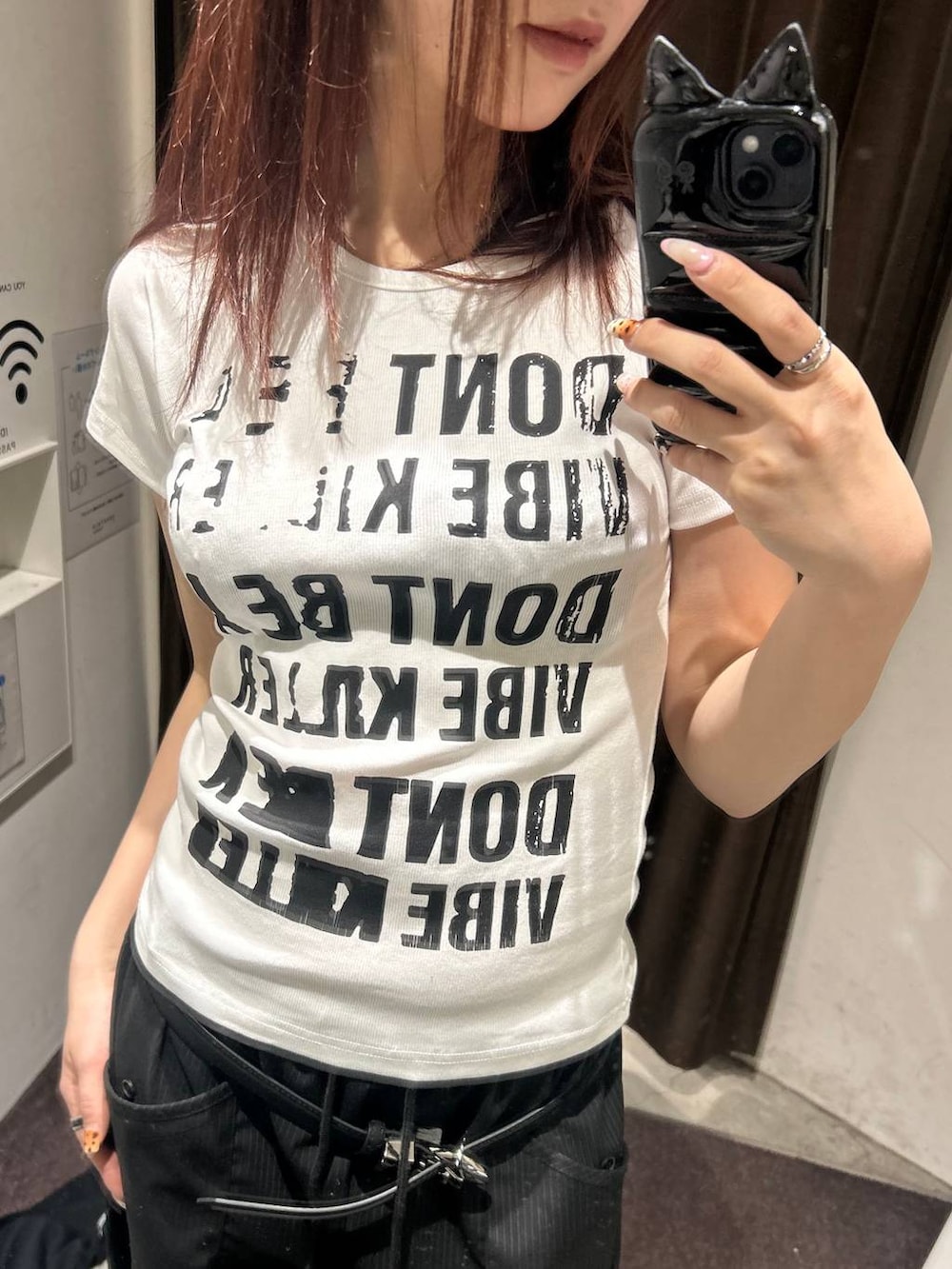 ブラック系のTシャツ/カットソー、ブラック系のスラックスを着用したレディースの春コーディネートの3枚目の写真