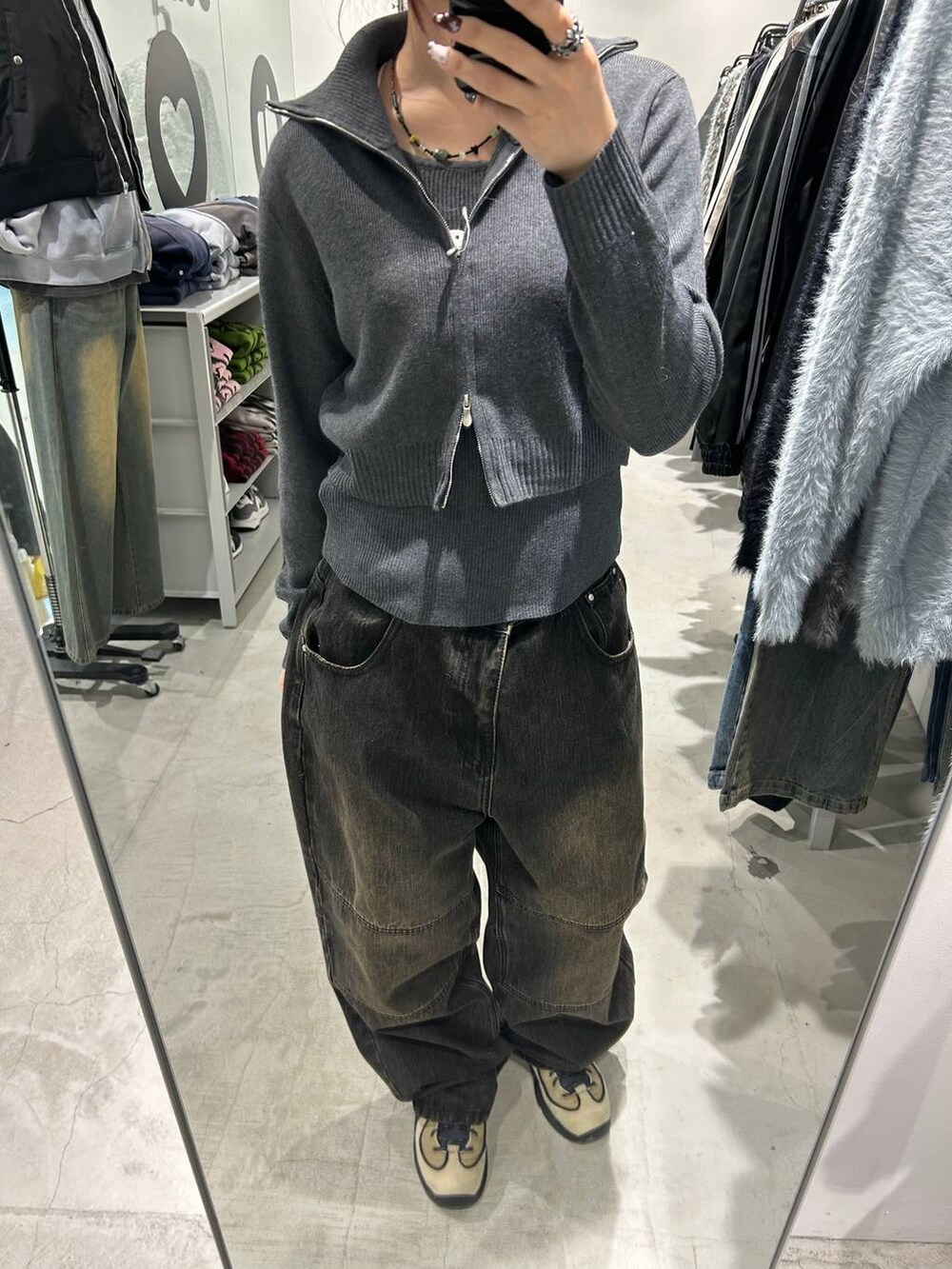 ブラック系のデニムパンツ、グレー系のカーディガン/ボレロを着用したレディースの秋コーディネートの2枚目の写真