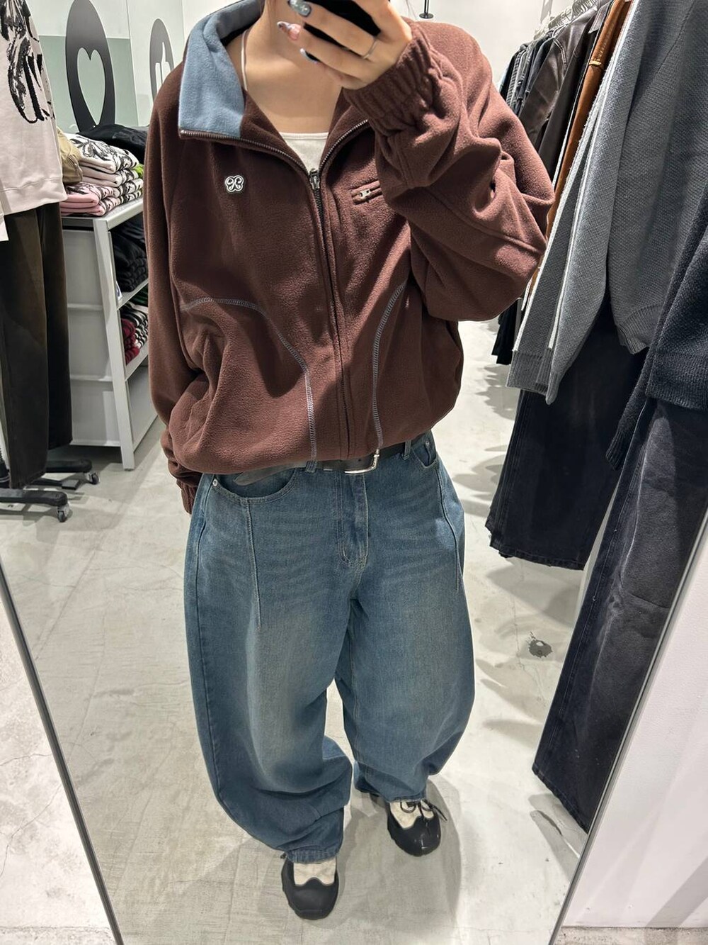 グリーン系のデニムパンツを着用したレディースの秋コーディネートの2枚目の写真