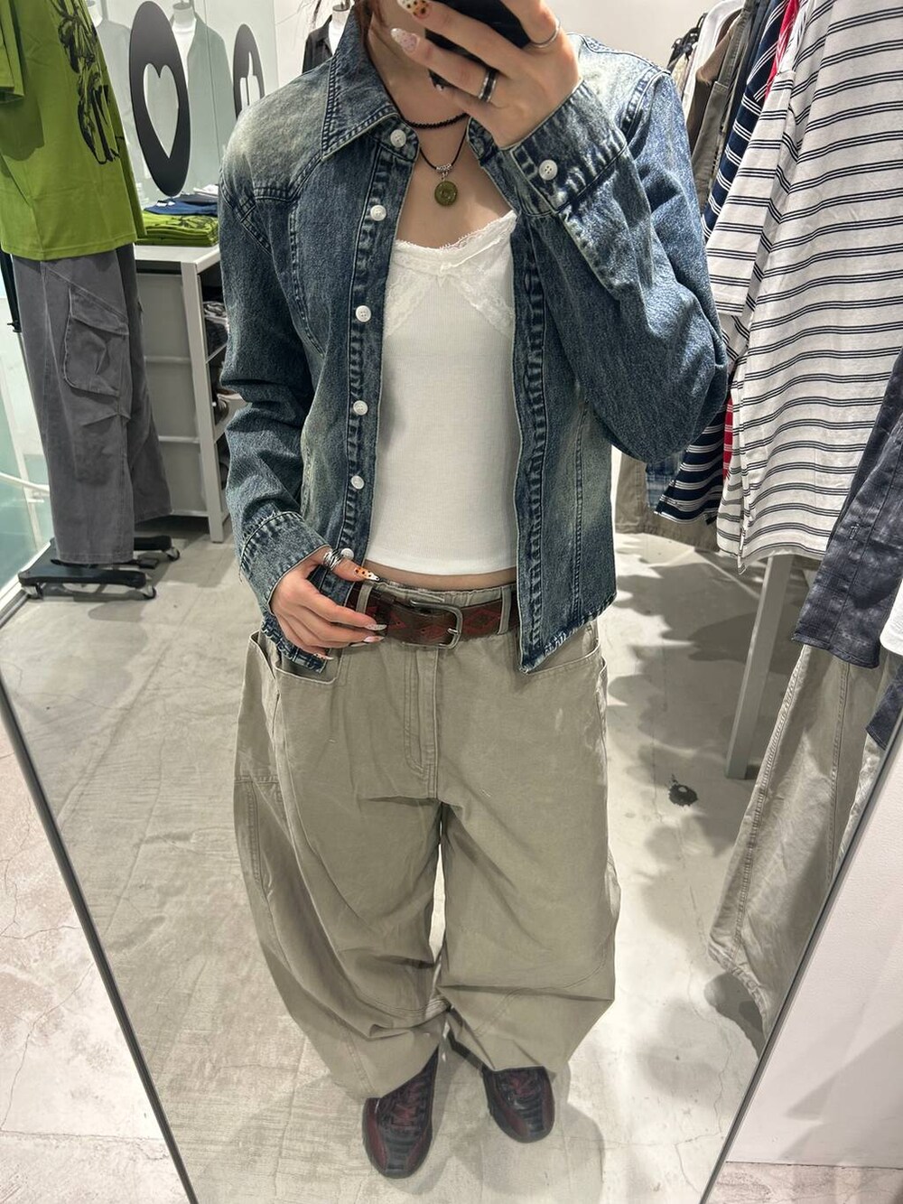 ブルー系のシャツ/ブラウス、グレー系のその他パンツを着用したレディースの春コーディネートの2枚目の写真