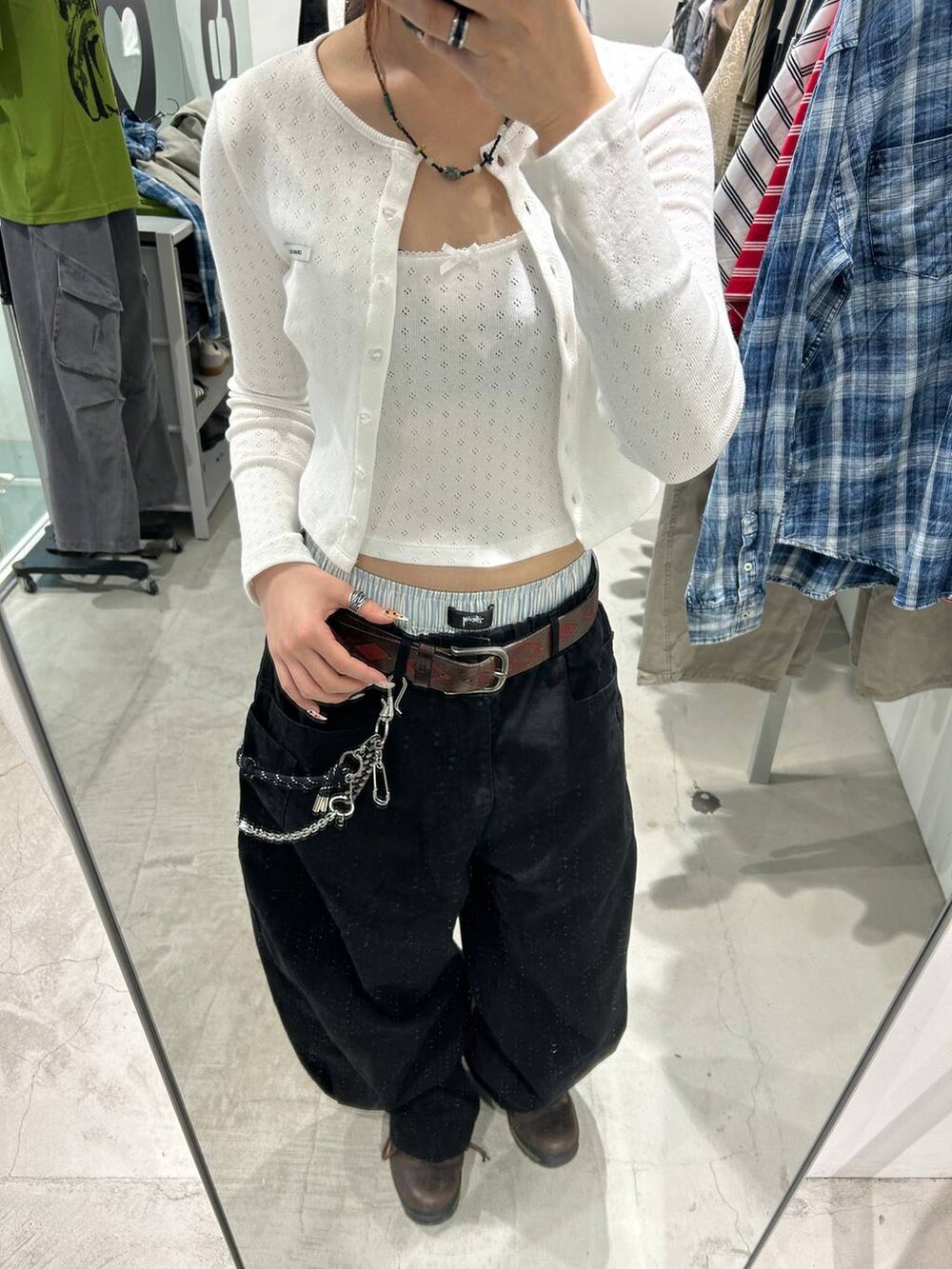 ホワイト系のキャミソール、ホワイト系のカーディガン/ボレロ、ブラック系のその他パンツを着用したレディースの春コーディネートの2枚目の写真