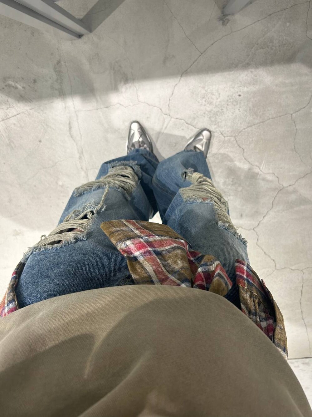 ブルー系のデニムパンツ、ブラウン系のシャツ/ブラウスを着用したレディースの秋コーディネートの2枚目の写真