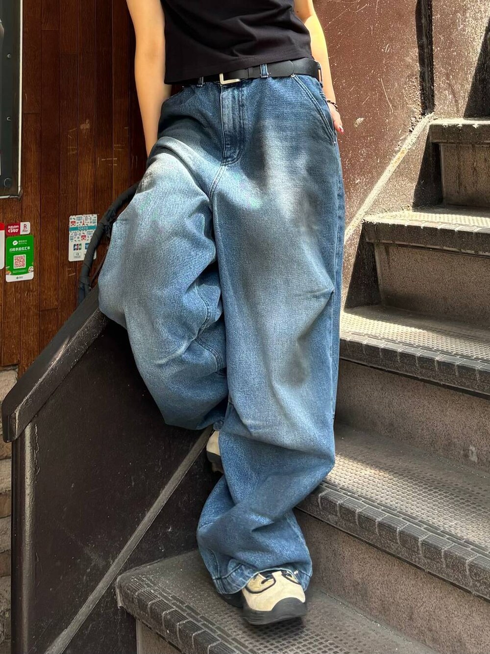 ブラック系のTシャツ/カットソーを着用したレディースの夏コーディネートの3枚目の写真