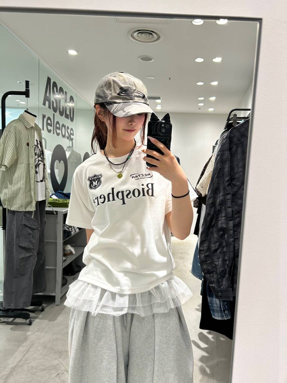 ブラック系のサンダルを着用したレディースの春コーディネートの2枚目の写真