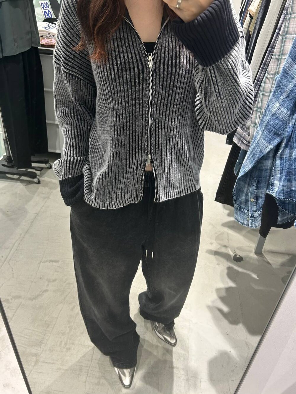 ブラック系のスウェットパンツを着用したレディースの秋コーディネートの2枚目の写真