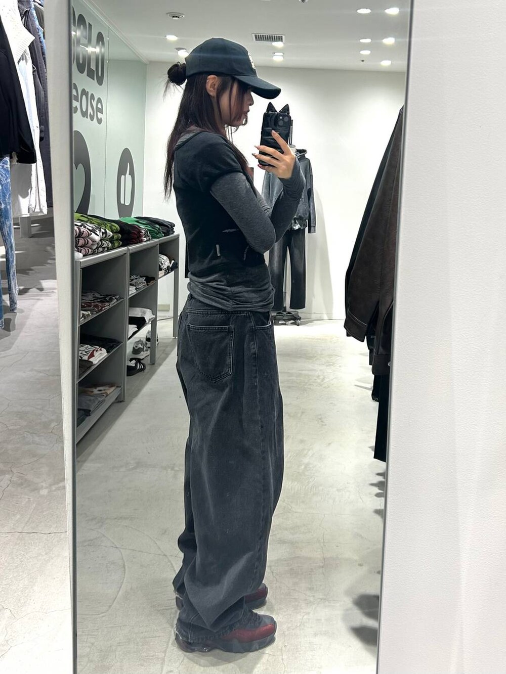 ブラック系のデニムパンツ、グレー系のTシャツ/カットソーを着用したレディースの秋コーディネートの3枚目の写真