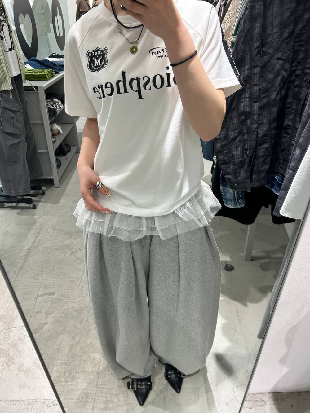 ブラック系のサンダルを着用したレディースの春コーディネートの3枚目の写真