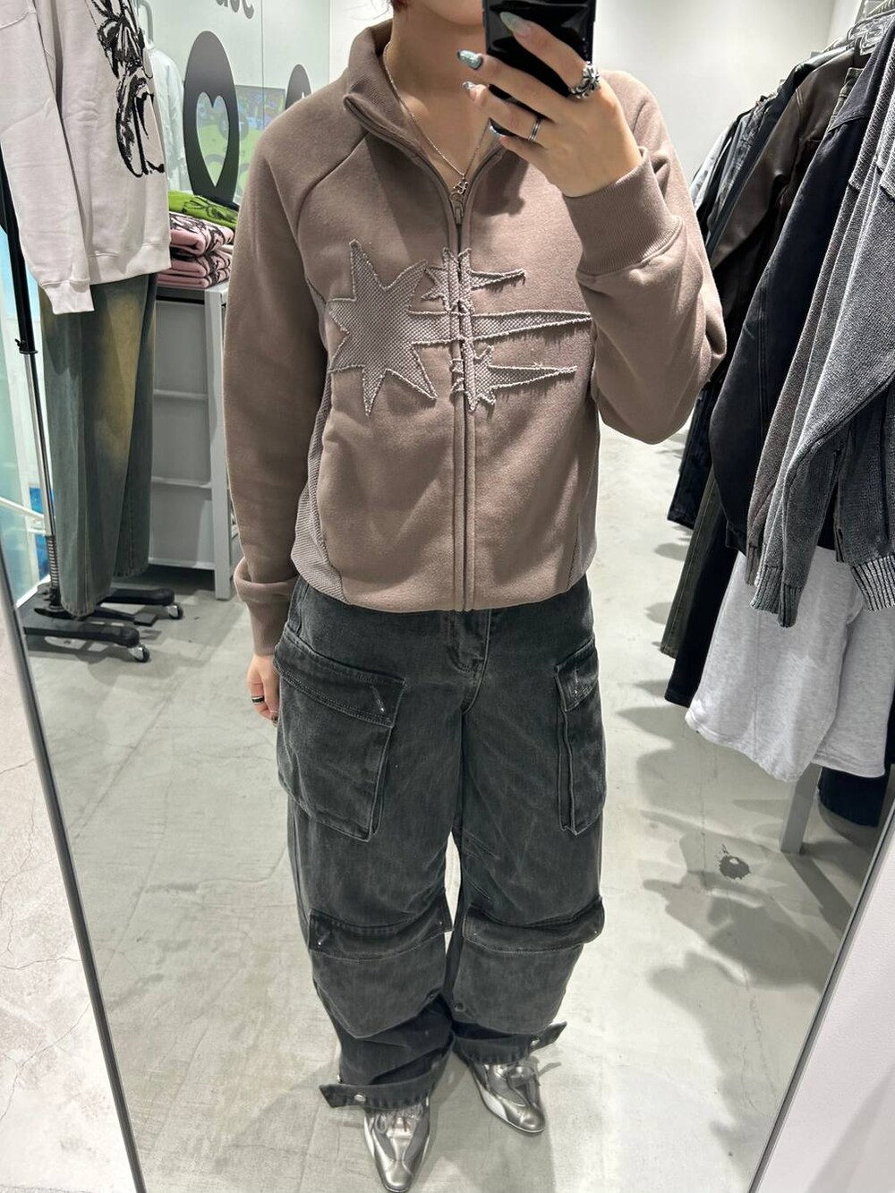 ベージュ系のパーカーを着用したレディースの秋コーディネートの2枚目の写真