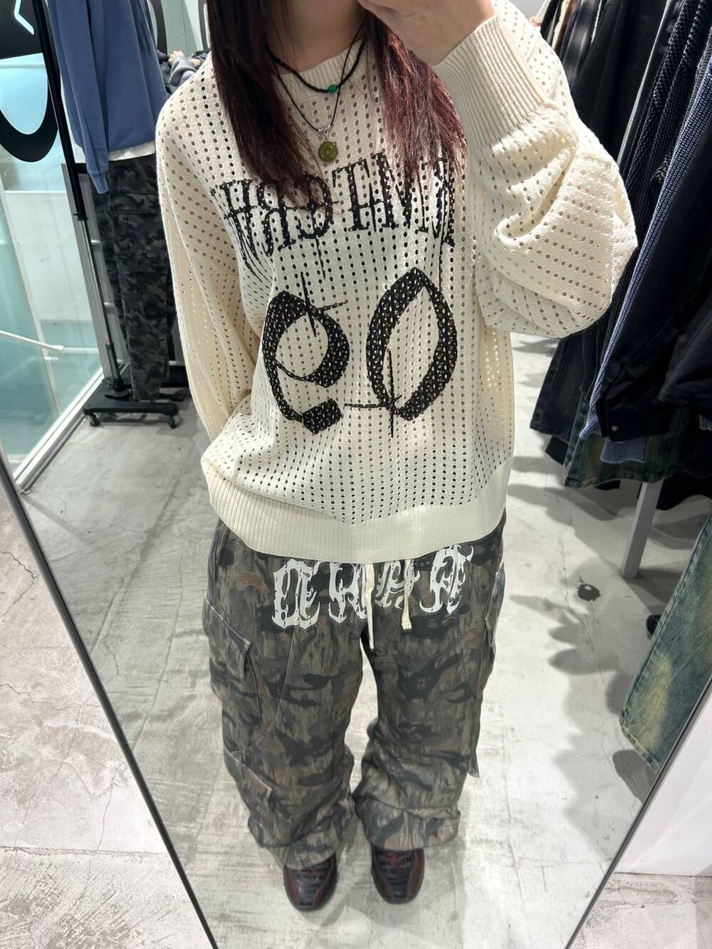 グリーン系のその他パンツを着用したレディースの冬コーディネートの2枚目の写真